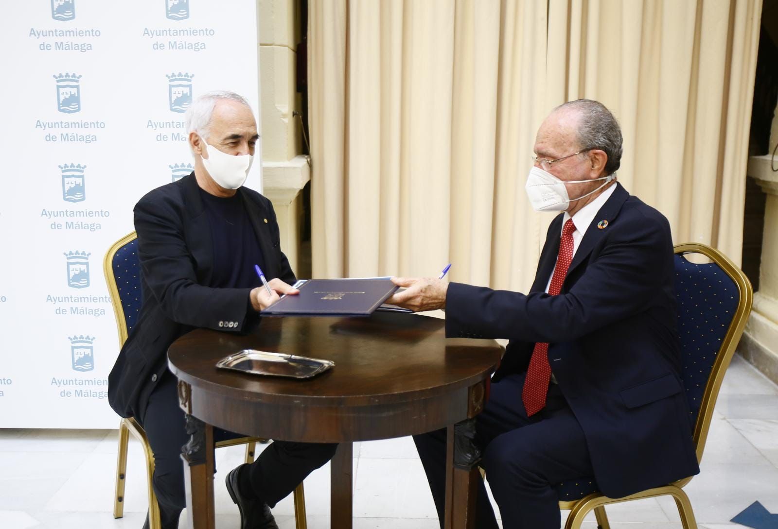 Alfonso Vegara y Francisco de la Torre, en la firma del protocolo de intenciones.