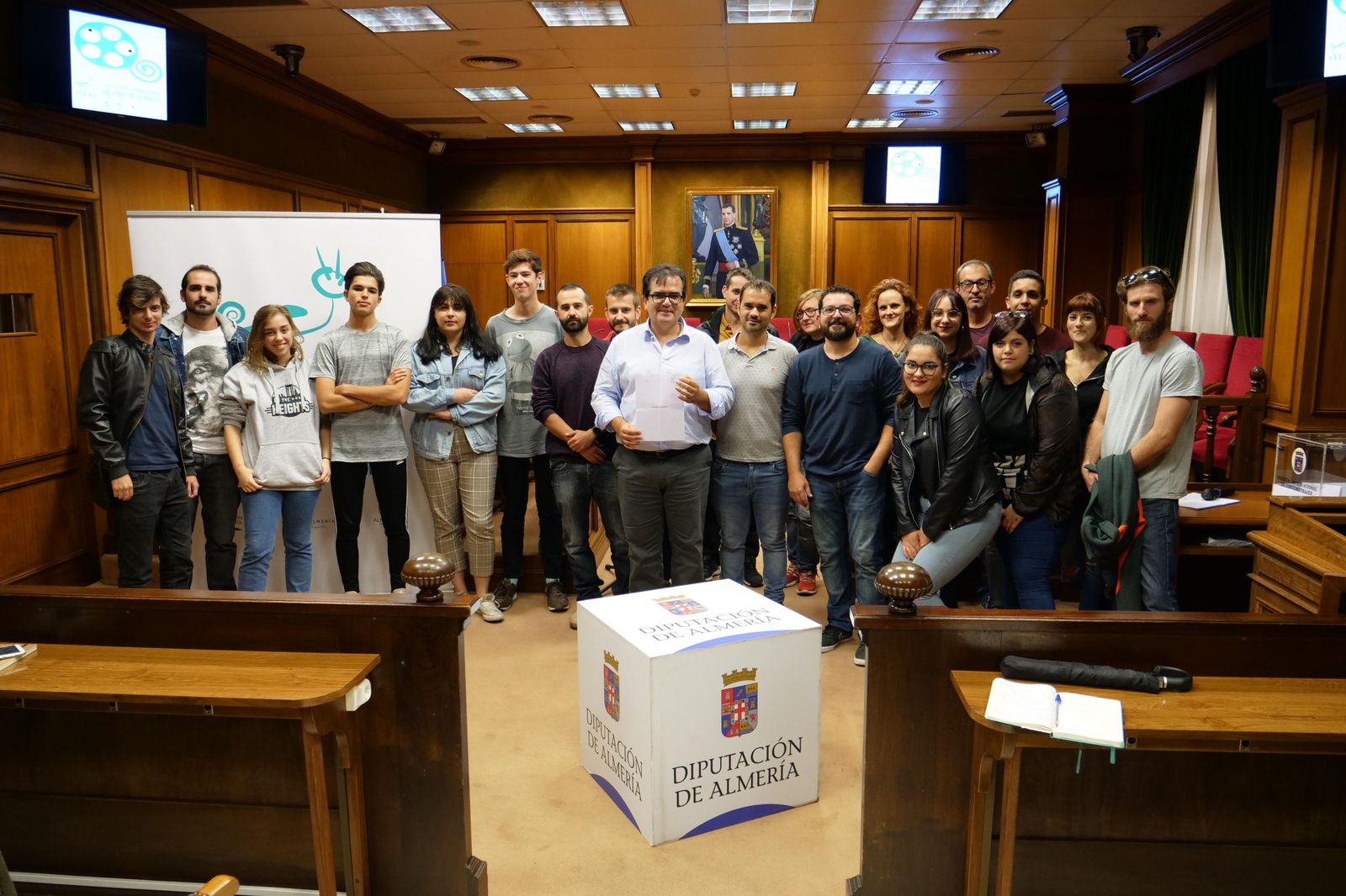 El diputado Antonio Jesús Rodríguez con David Carrón, director de FICAL y los seis grupos participantes en el Maratón.