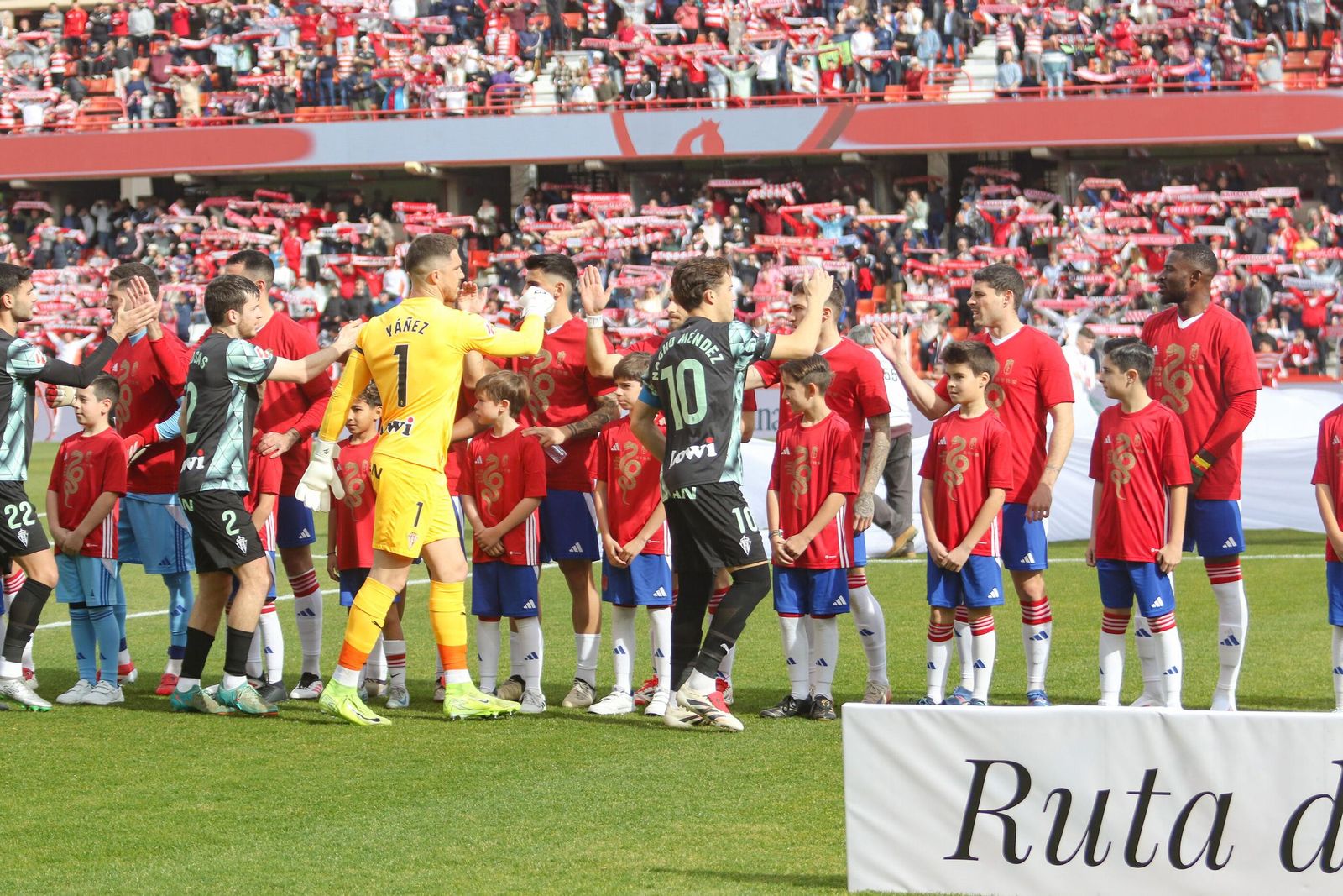Encuéntrate en la grada de Los Cármenes en el Granada-Sporting