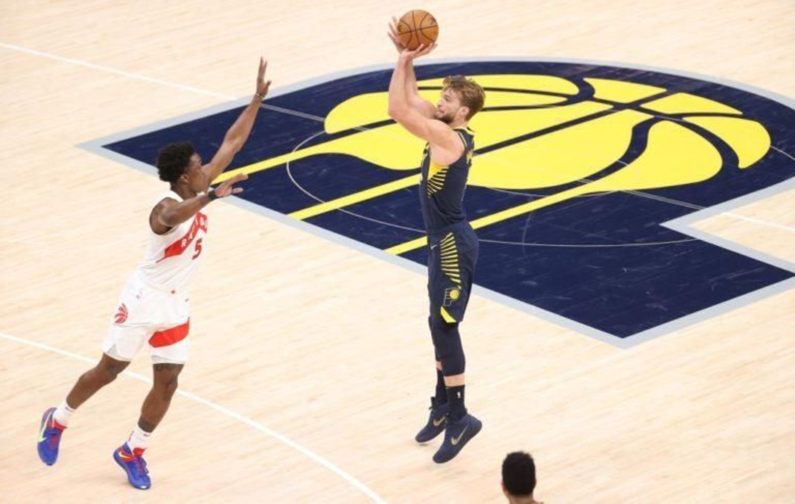 Domas Sabonis lanza un triple.