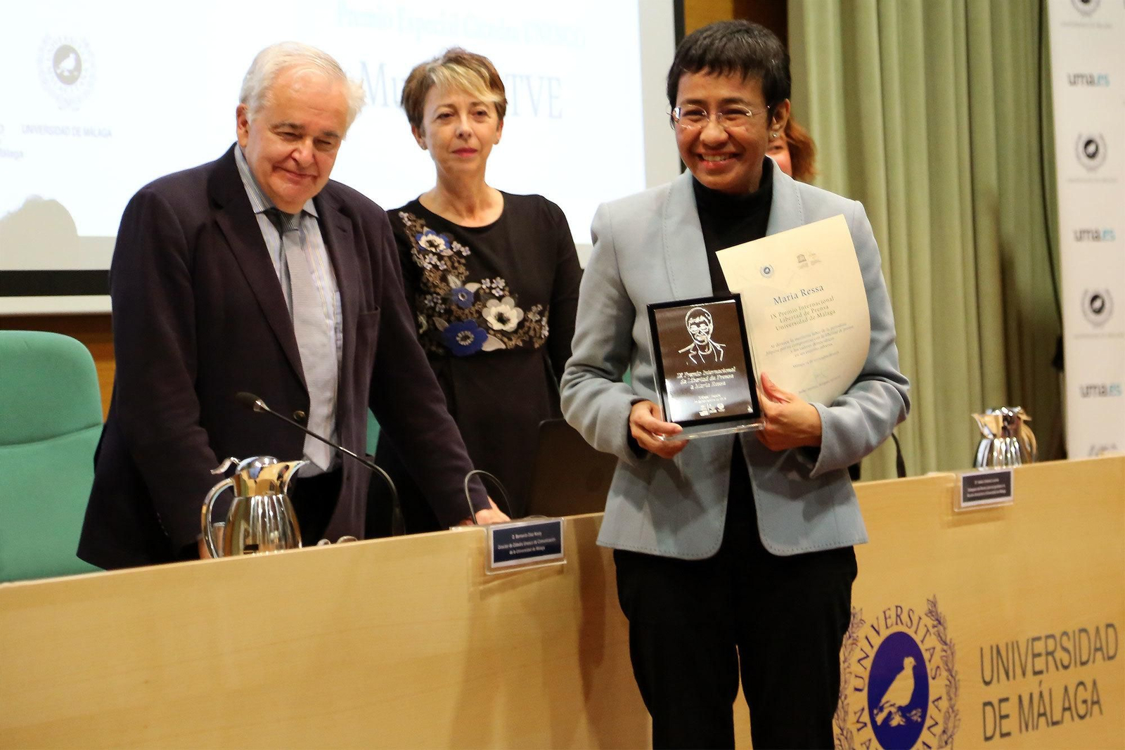 Bernardo Díaz Nosty, Isabel Jiménez e Inmaculada Postigo entregan el galardón a María Ressa