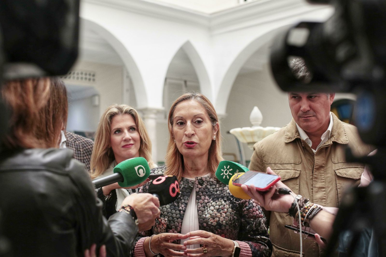 Ana Pastor atiende a los medios antes del encuentro en Cádiz.