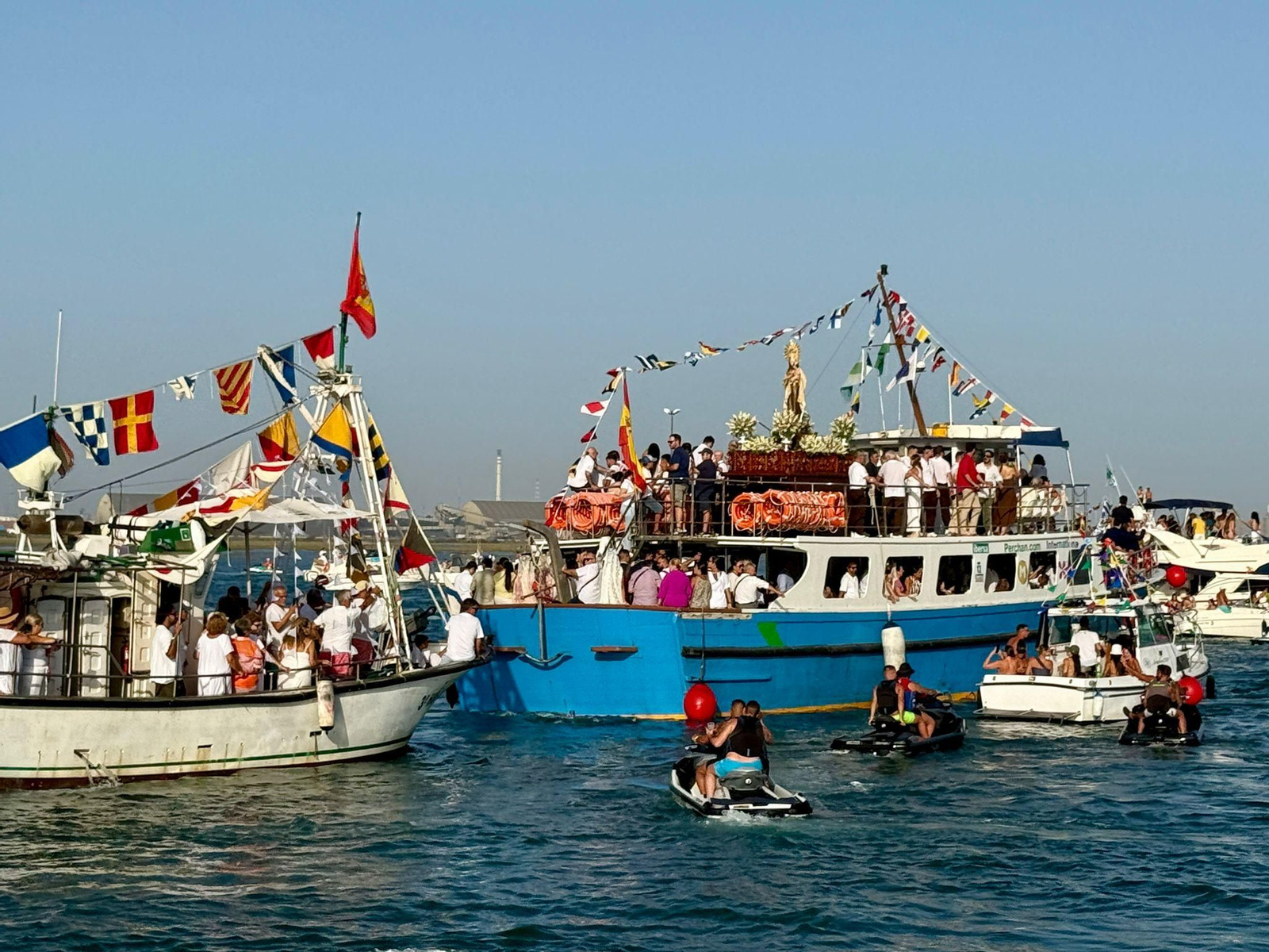 Punta Umbría disfrutó con su Virgen del Carmen por la ría.