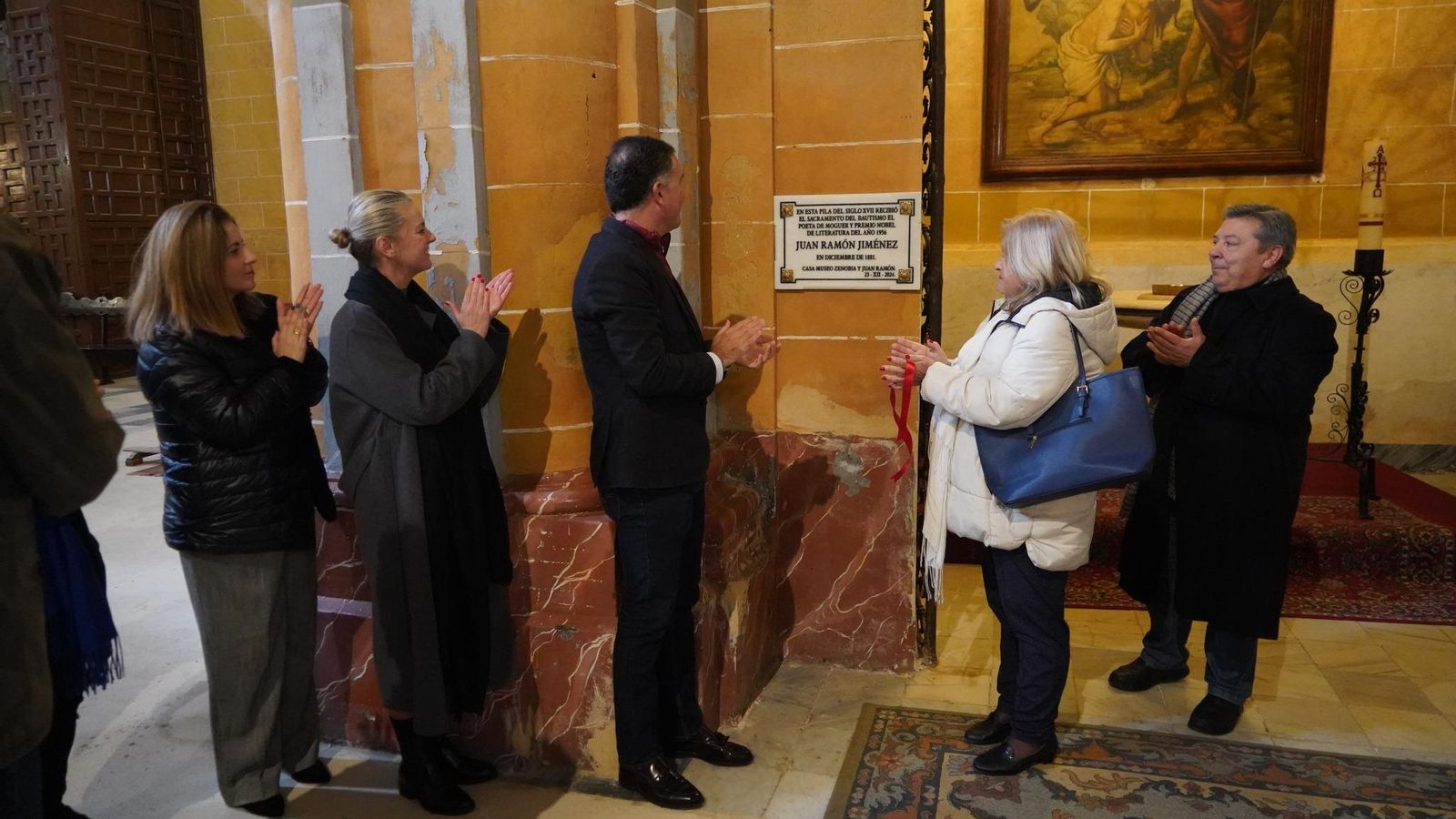 Placa junto a la antigua pila bautismal