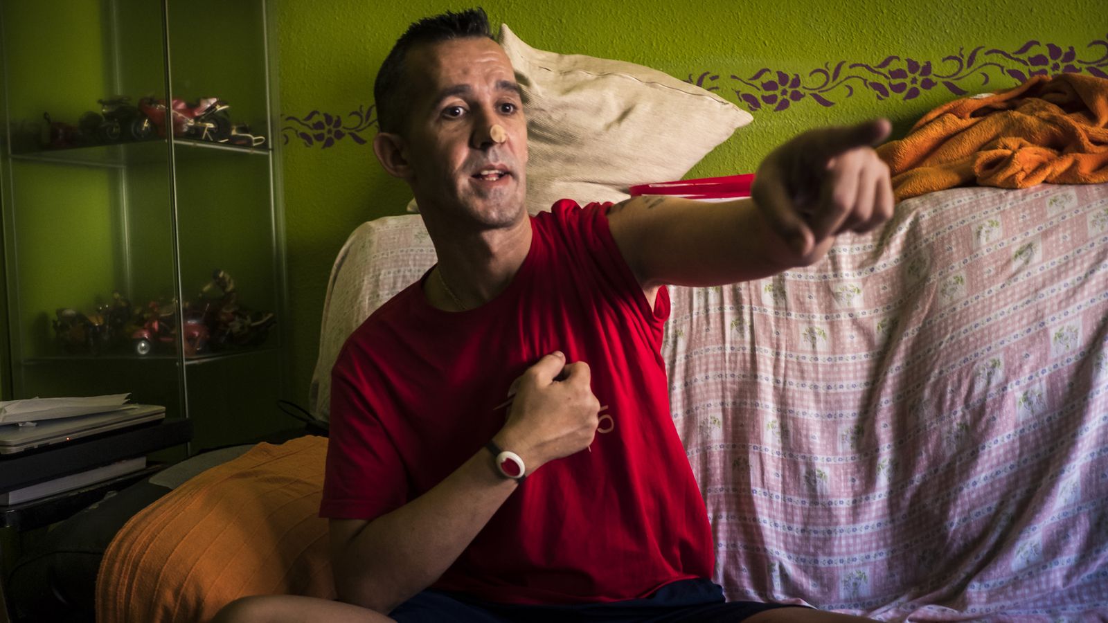 Carlos Pelayo en la habitación de su piso en la que pasa la mayor parte del tiempo