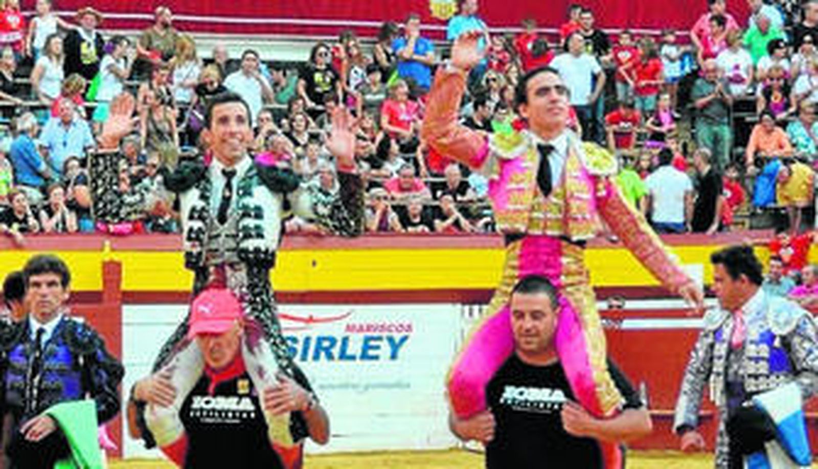 Los dos novilleros, en su salida a hombros tras dejar buenas impresiones en  tierras valencianas.