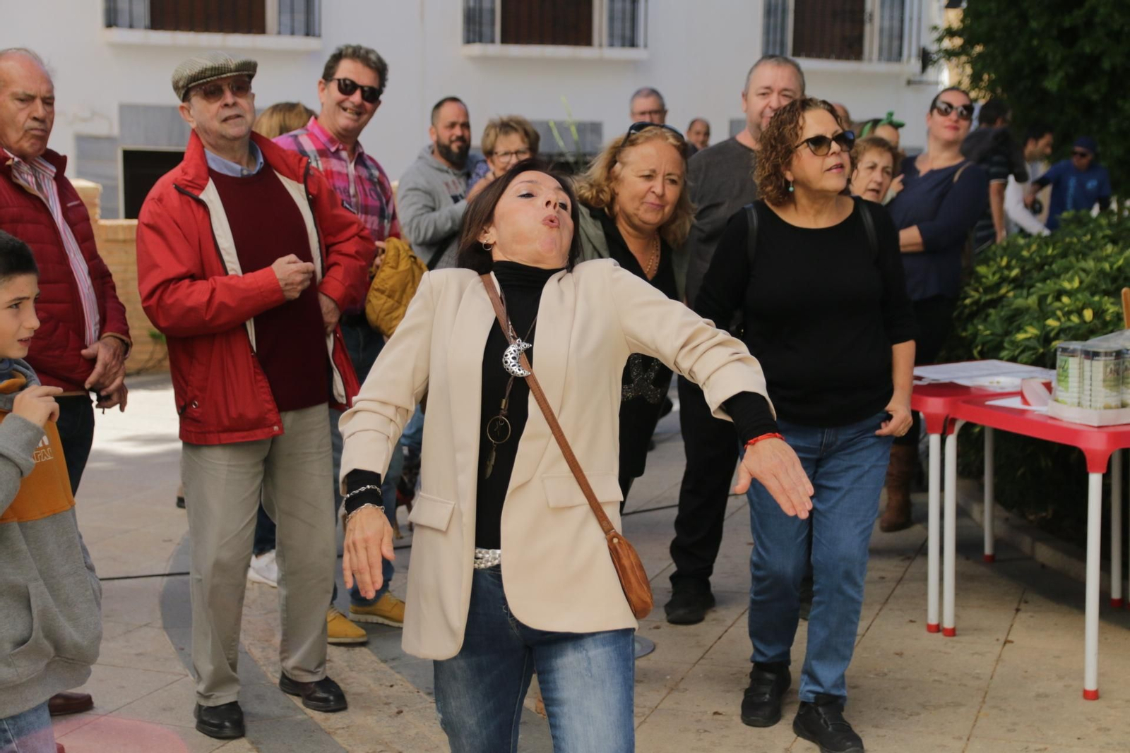 Las imágenes del concurso de lanzamiento de hueso de aceituna de Canjáyar