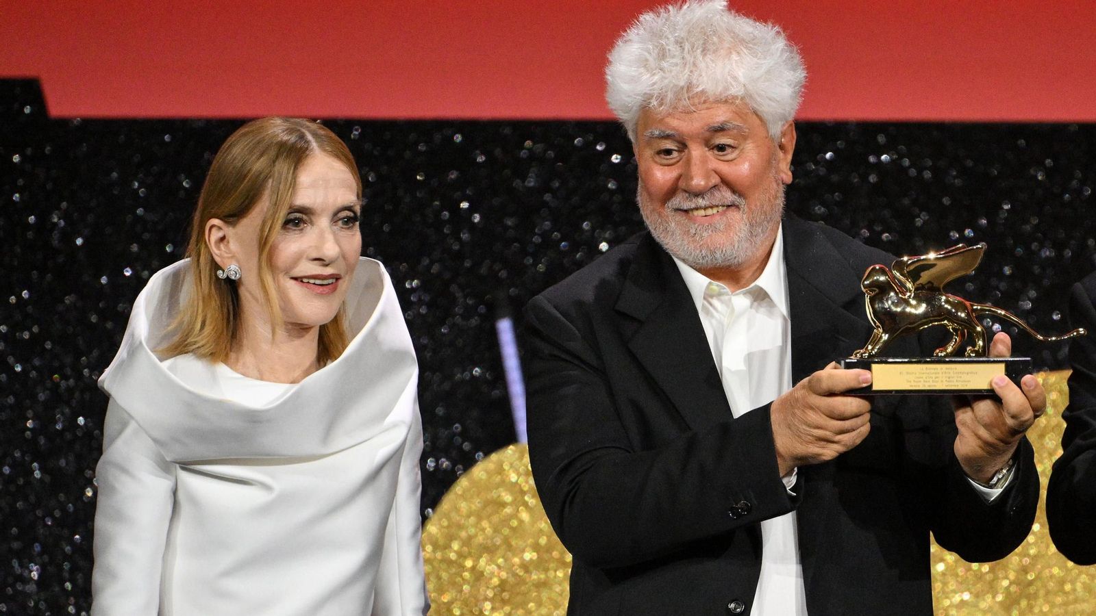 Pedro Almodóvar gana el León de Oro en Venecia con 'La habitación de al lado'.