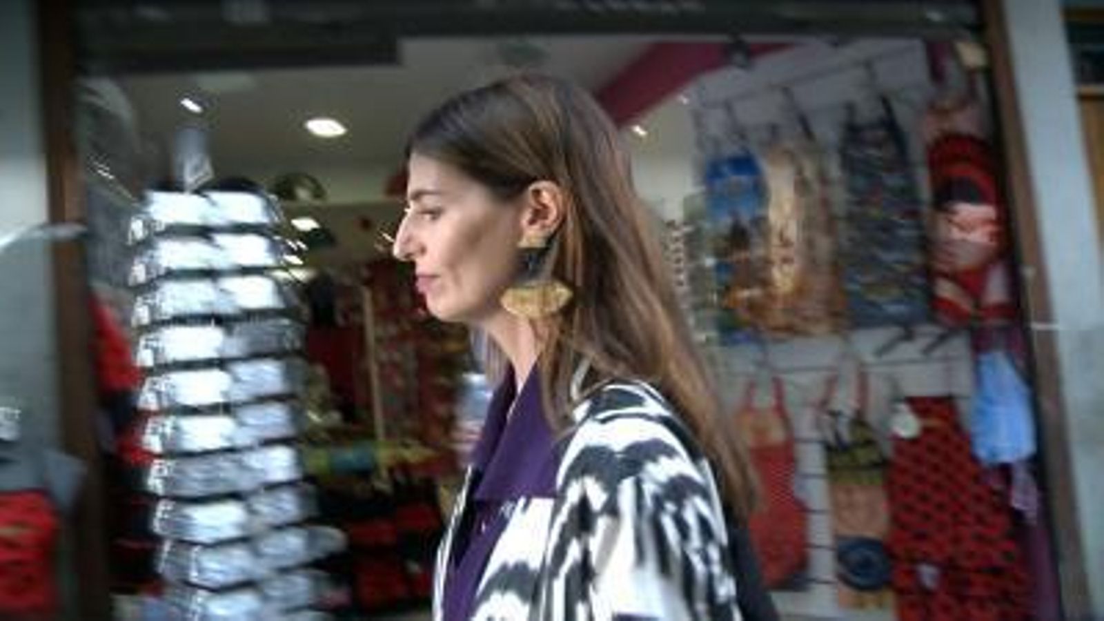 Casilda Ybarra, paseando por Sevilla.