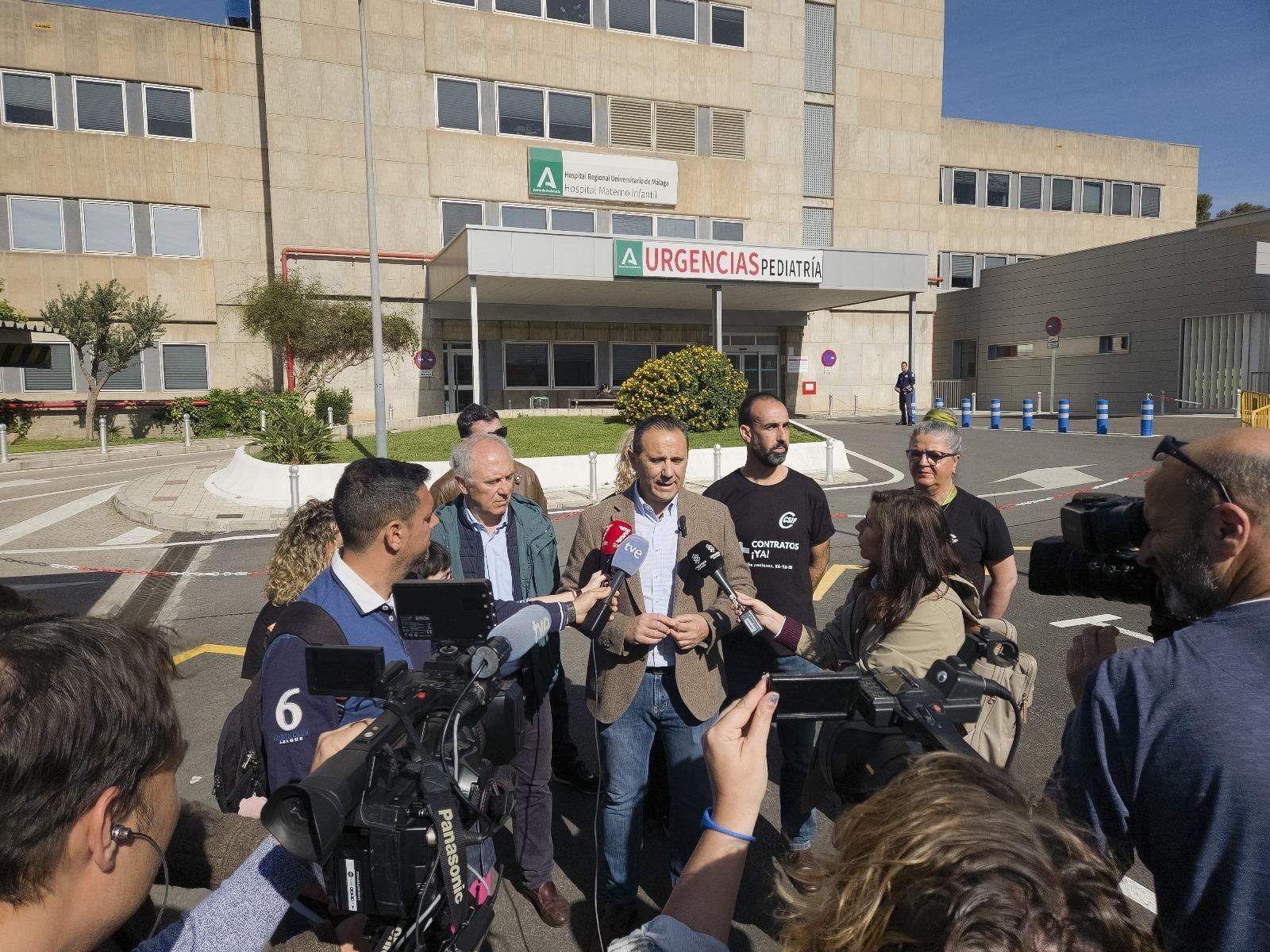 Representantes de CSIF, este lunes, ante el Materno.