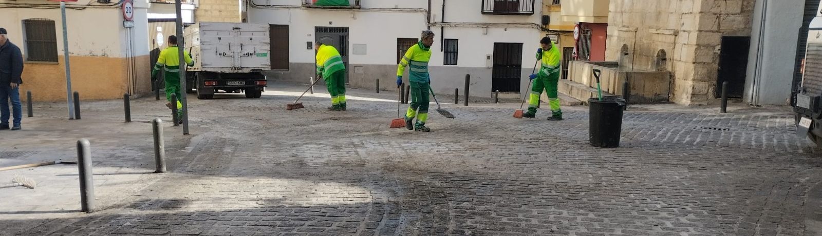 Operarios del servicio de limpieza de Jaén.