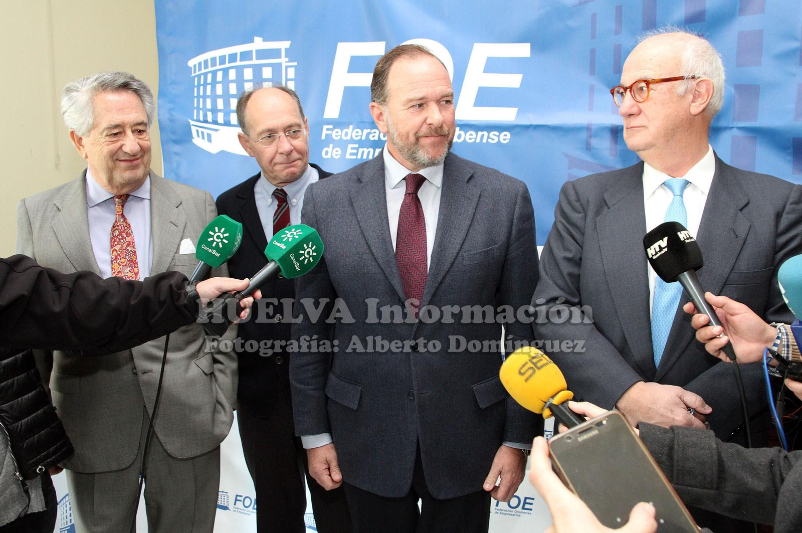 Mesa redonda en la FOE sobre retos y oportunidades de la transición energética, en imágenes