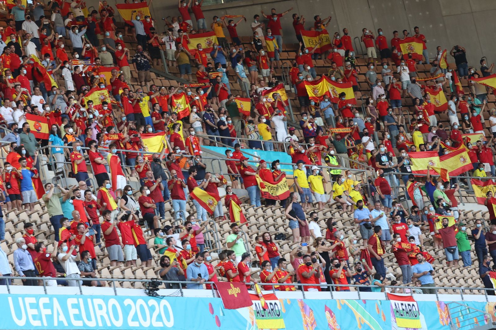 Aficionados españoles animan durante el partido de España.