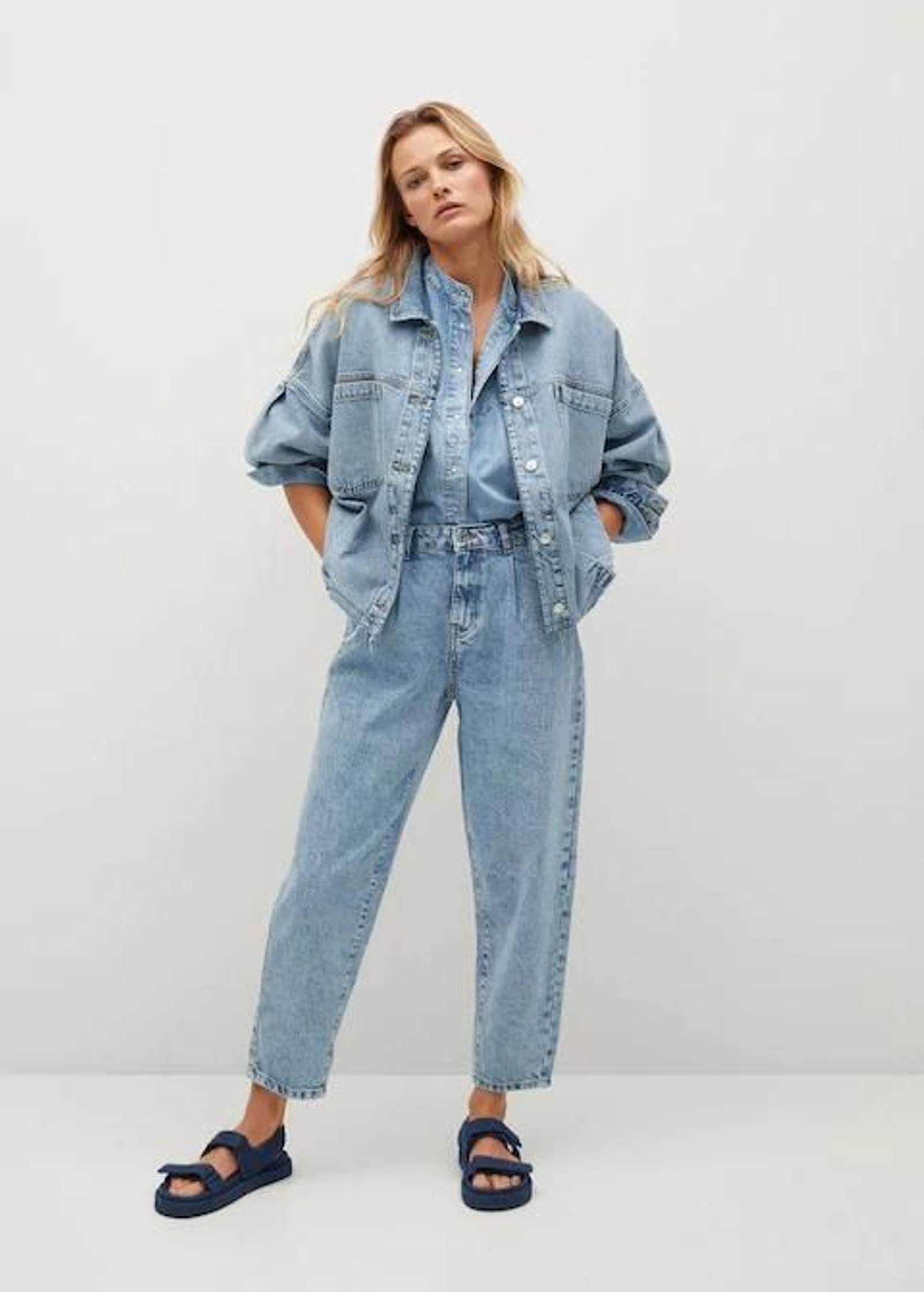 Chaqueta vaquera tipo bomber de Mango.