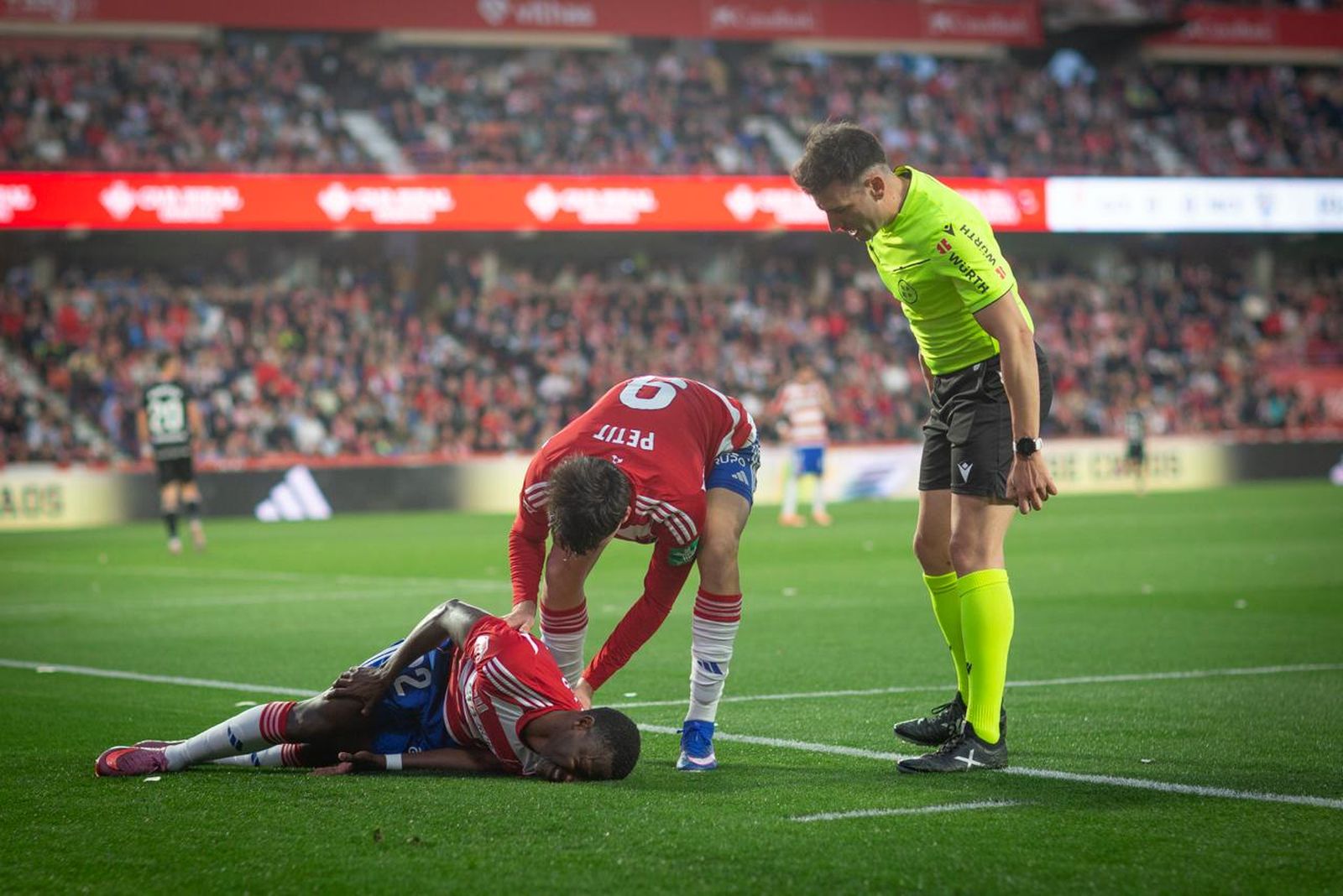 Gonzalo Petit y Diallo observando como se duele en el suelo Diallo