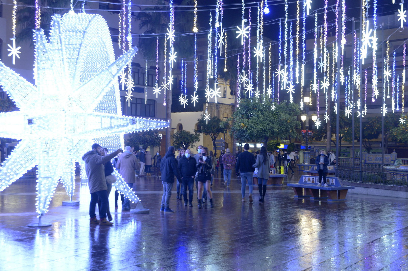 Fotos de ambiente de las calles de Algeciras el primer fin de semana de horario nocturno.
