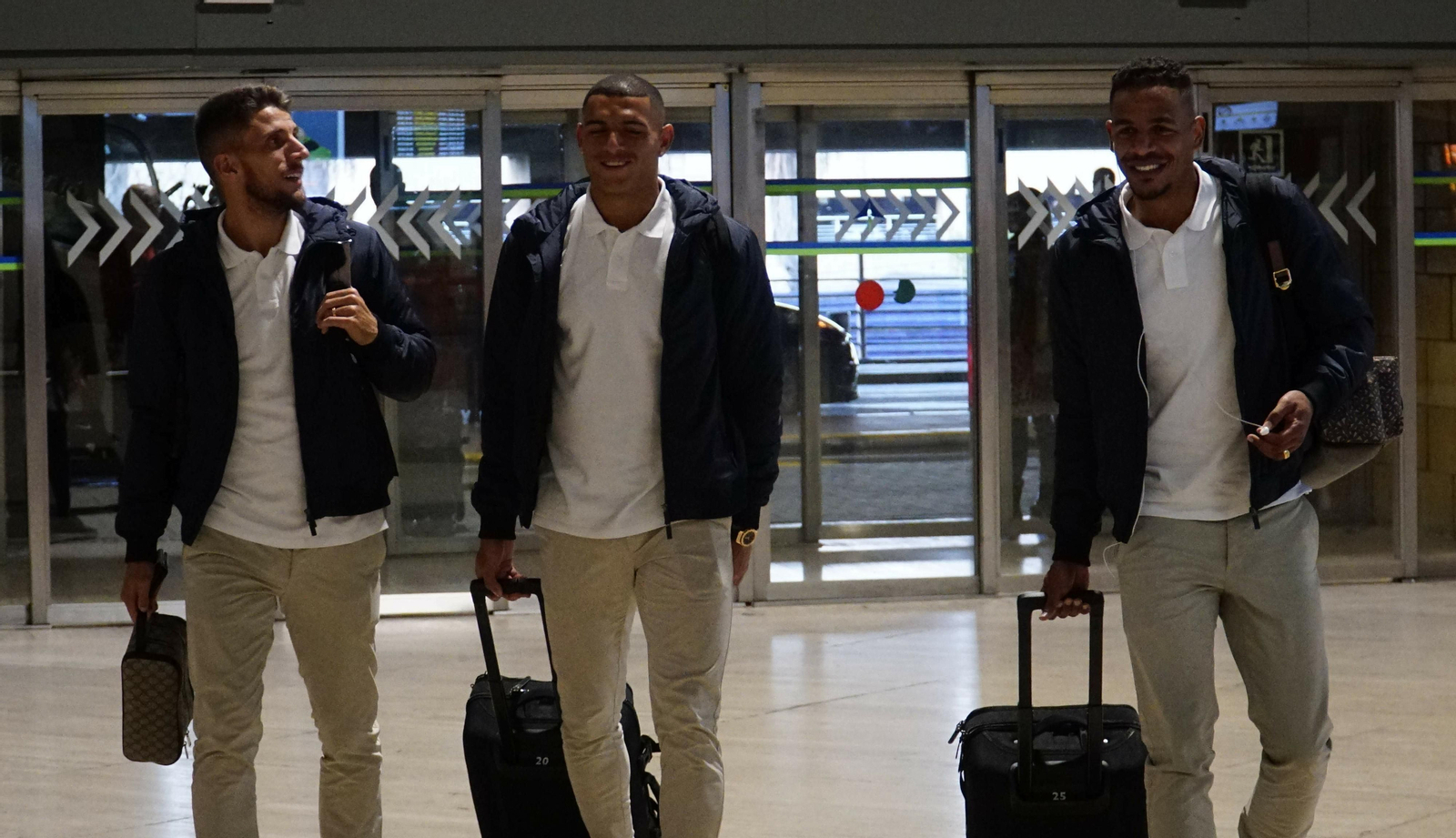 Carriço, Diego Carlos y Fernando bromean en el aeropuerto de San Pablo.