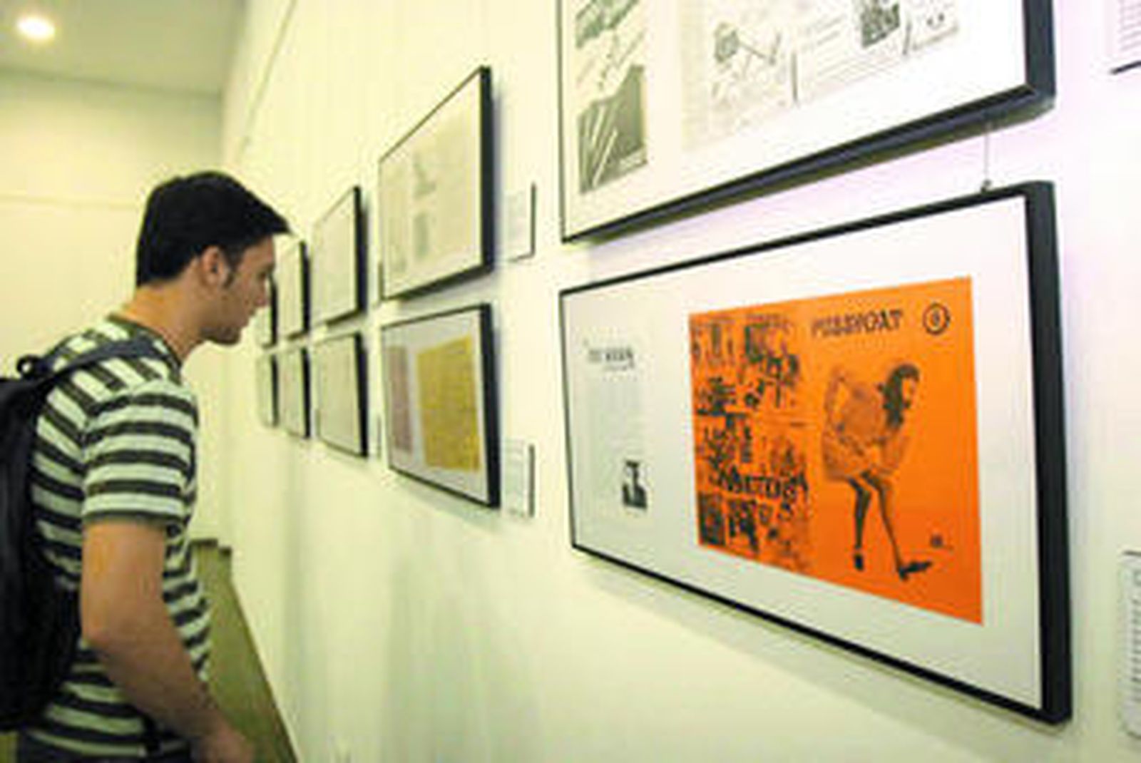 Un joven observa algunas reproducciones de 'fanzines' recogidas en una exposición centrada en este tipo de publicaciones.