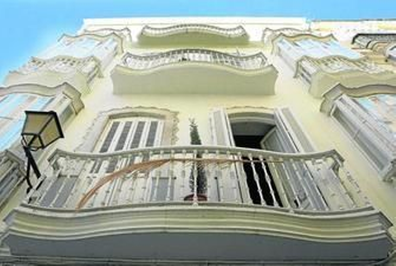 Ésta es la fachada principal de la casa burguesa ubicada en el número 9 duplicado de la calle San José y que también tiene balcones hacia la calle Ancha.