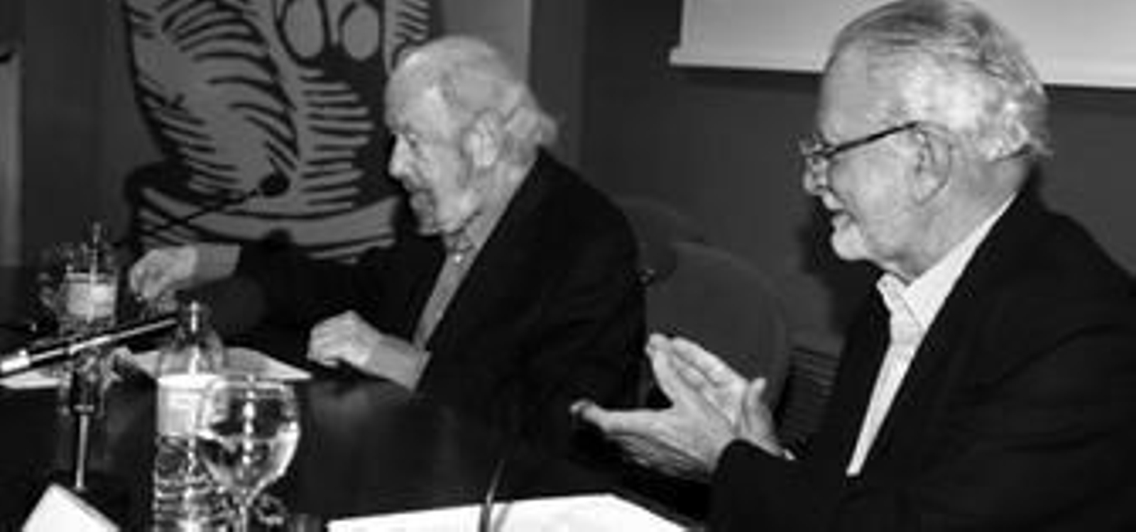 José Manuel Caballero Bonald presenta ayer a José María Merino en la jornada de clausura del congreso.