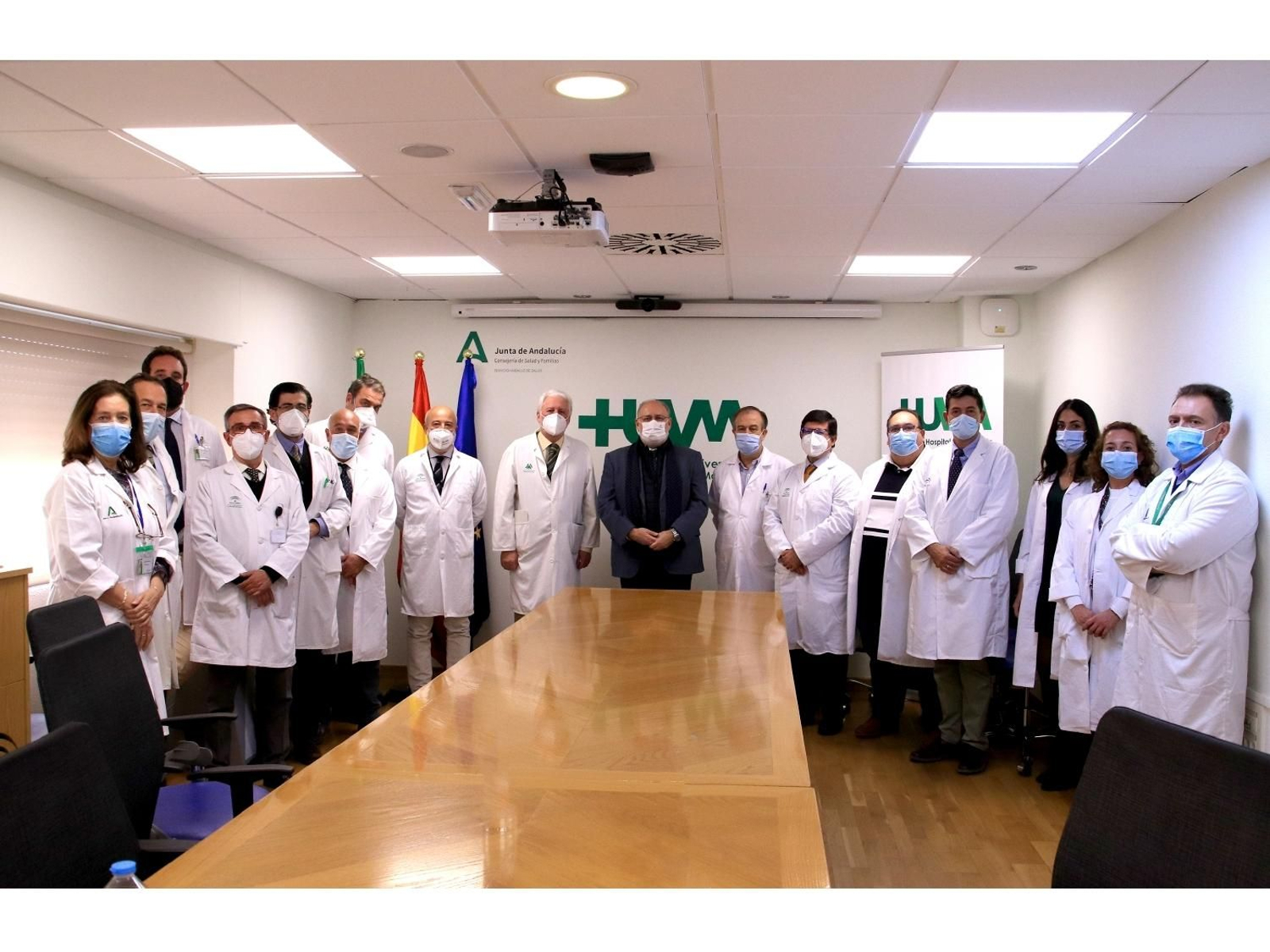 Una imagen de la visita del gerente del SAS al Hospital de Riotinto.