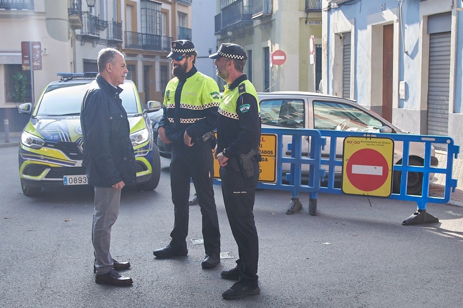 José Luis Sanz conversa con dos agentes de la Policía Local.