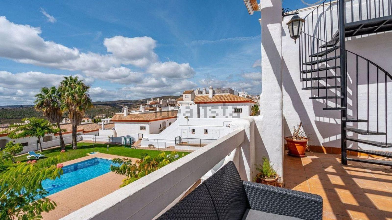 La terraza y vistas del inmueble a la piscina comunitaria. La terraza y vistas del inmueble a la piscina comunitaria.