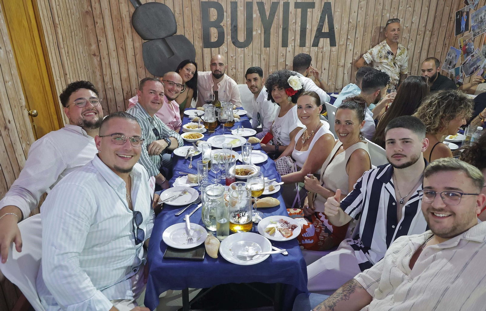 Una de las mesas celebrando una comida en Los Buyitas.