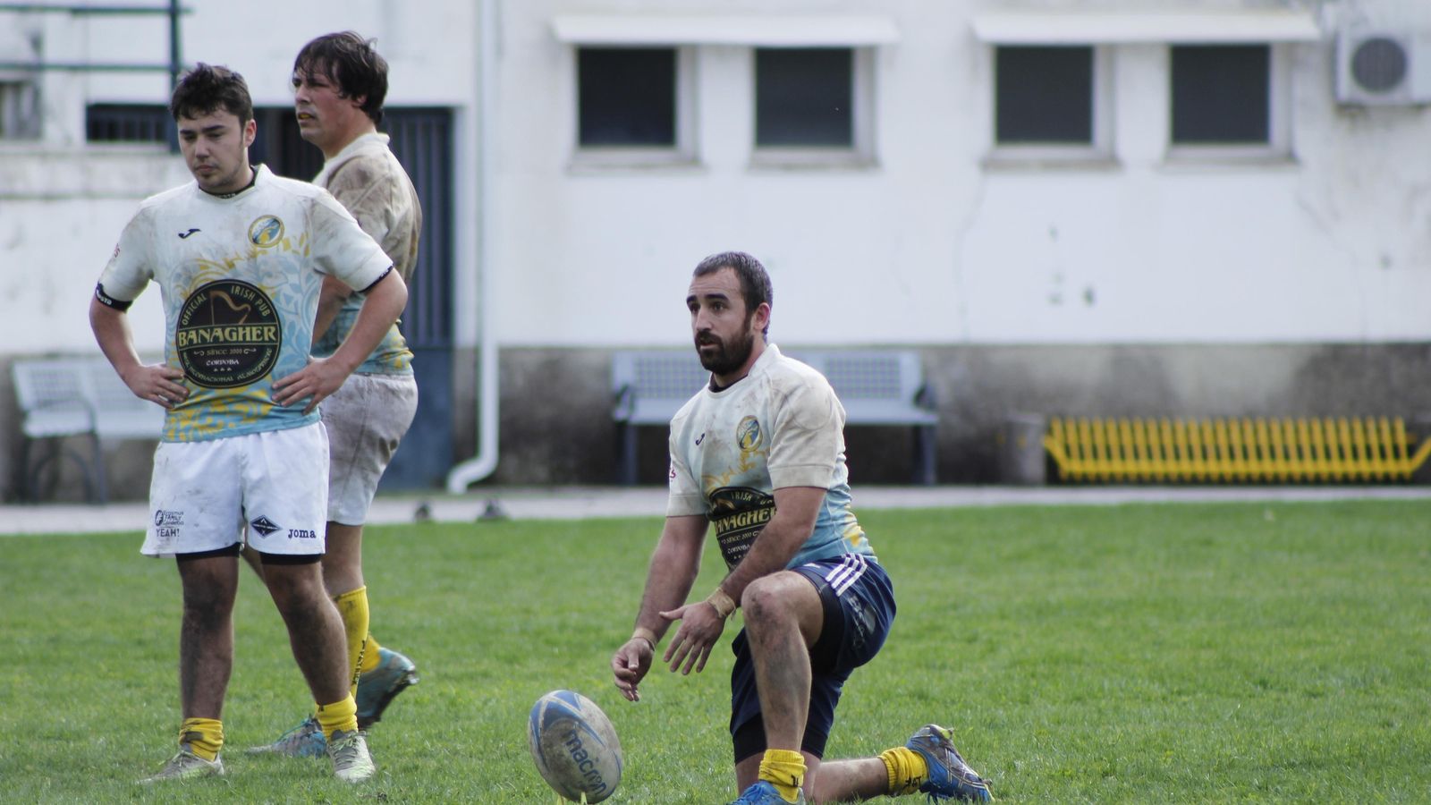 Pablo Ávila antes de la última patada a palos que daría el triunfo. Pablo Ávila antes de la última patada a palos que daría el triunfo.