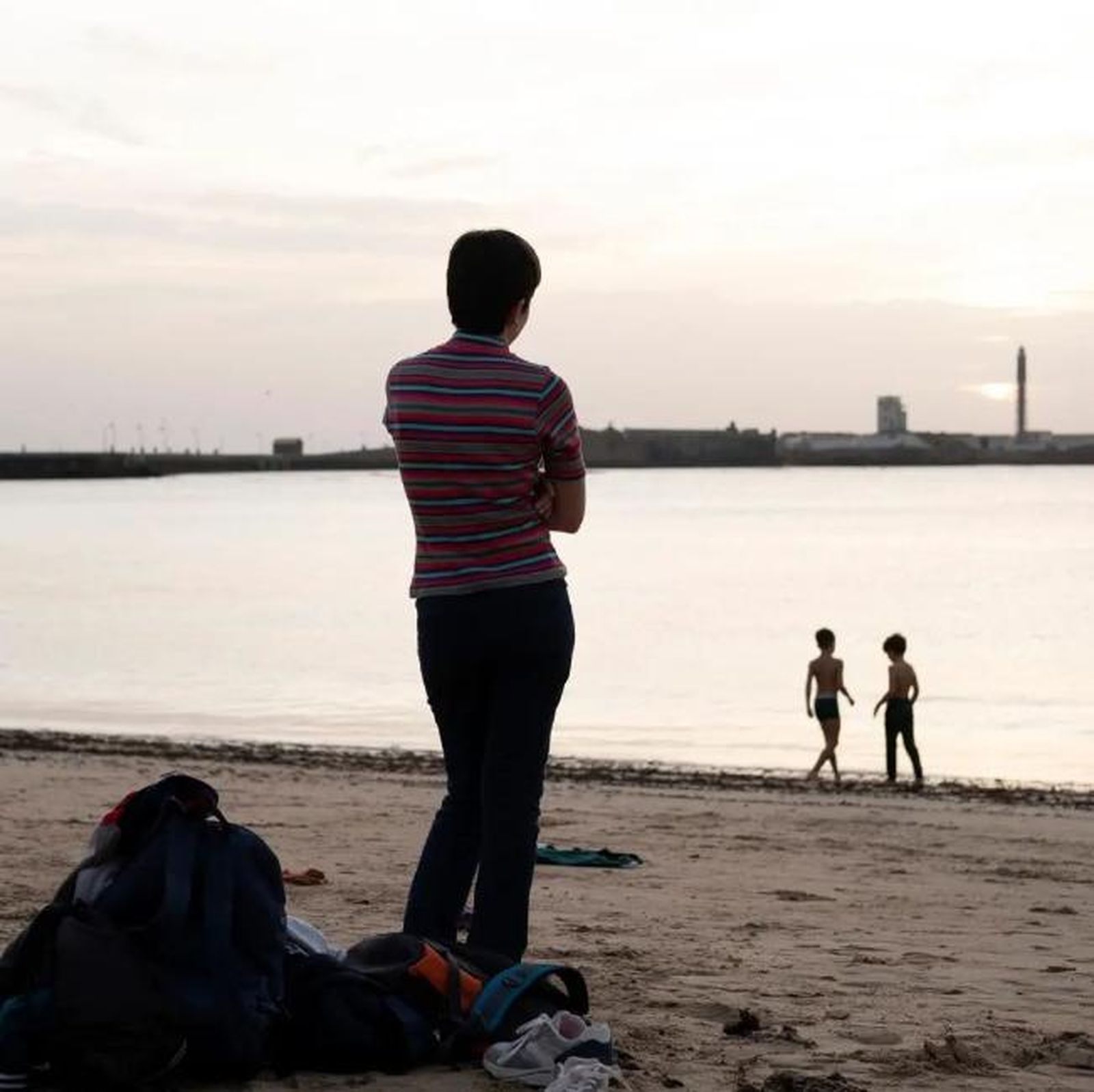 Una de las protagonistas de 'El amor de Andrea' en la playa de La Caleta de Cádiz.