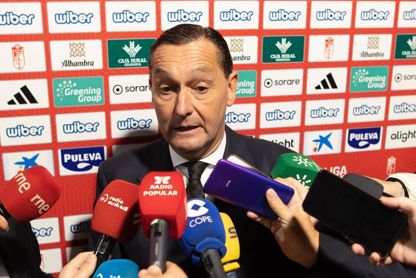 García Amado atiende a los medios en la zona mixta