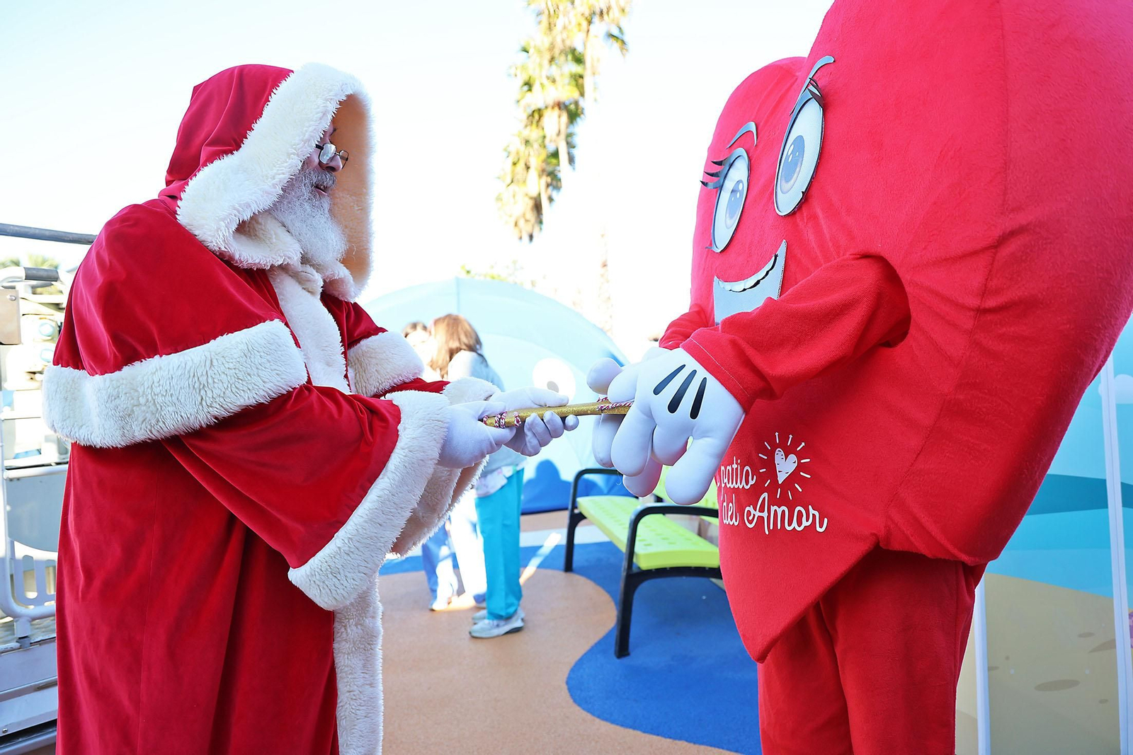 La mágica visita de Papá Noel a el Patio del Amor de Pediatría del Hospital Juan Ramón Jiménez