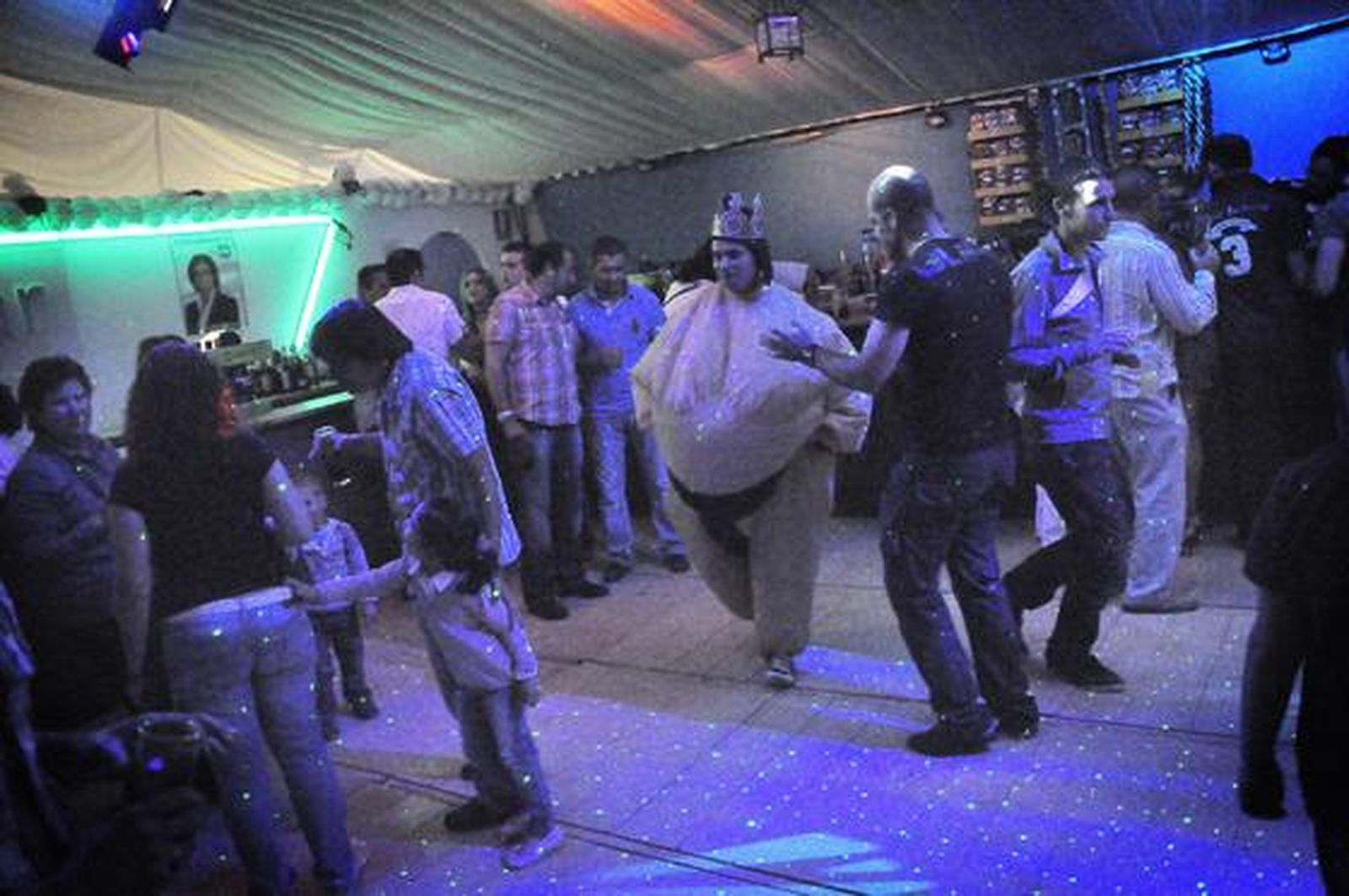 Jóvenes se divierten en la caseta del PP la noche del pasado sábado disfrazados de Sumo.

Foto: Pascual