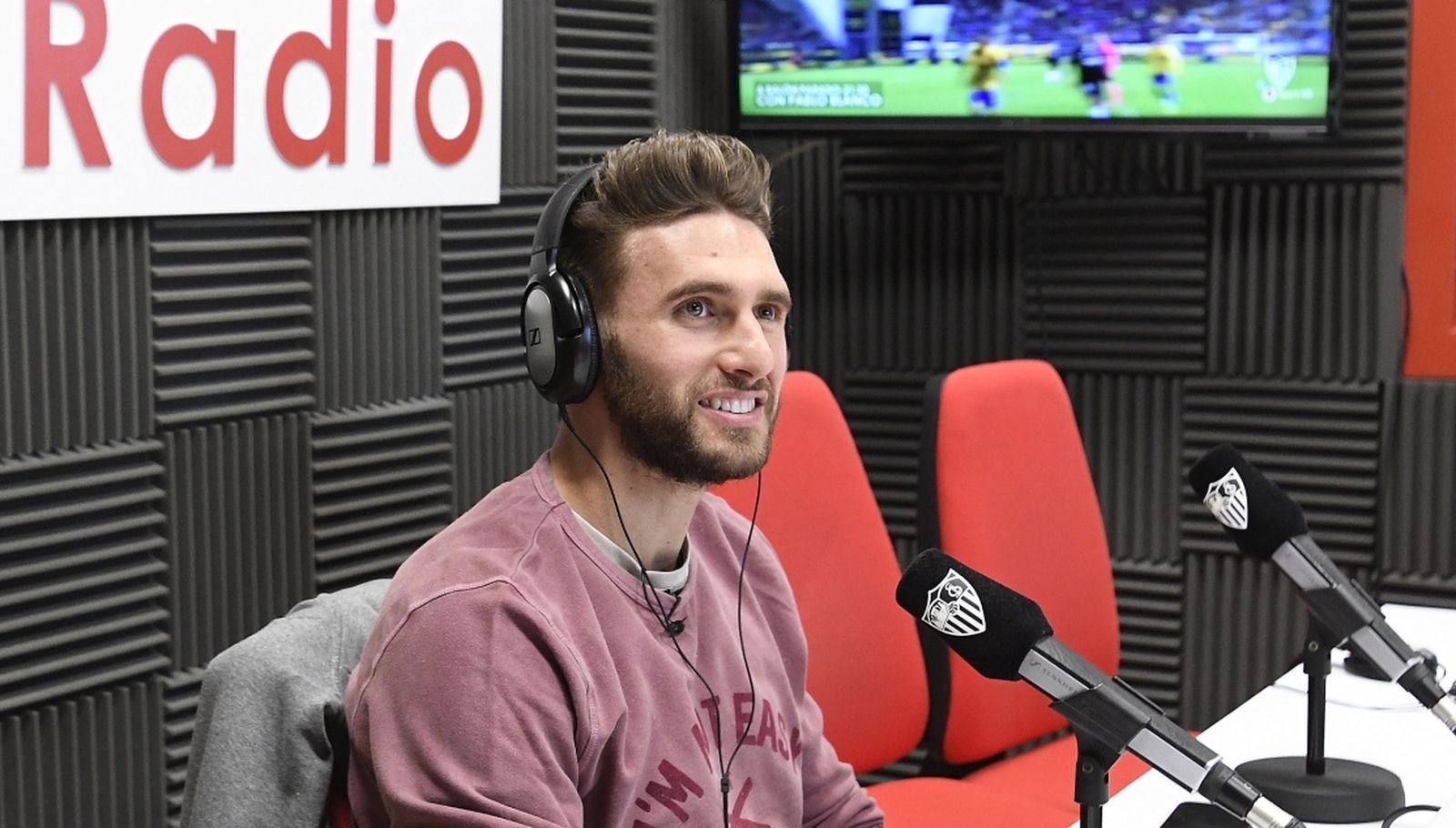 Sergi Gómez, en el estudio de radio del Sevilla Fútbol Club