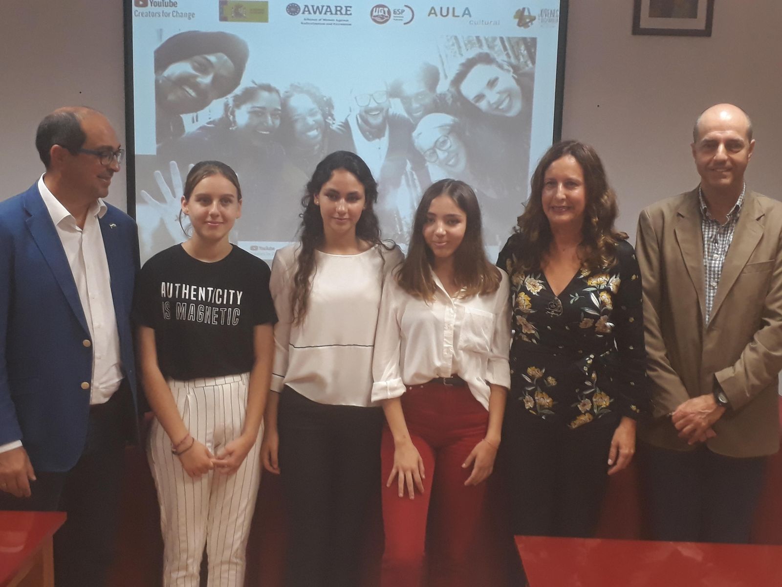 Las alumnas finalistas posaron ayer junto a las autoridades educativas y municipales.