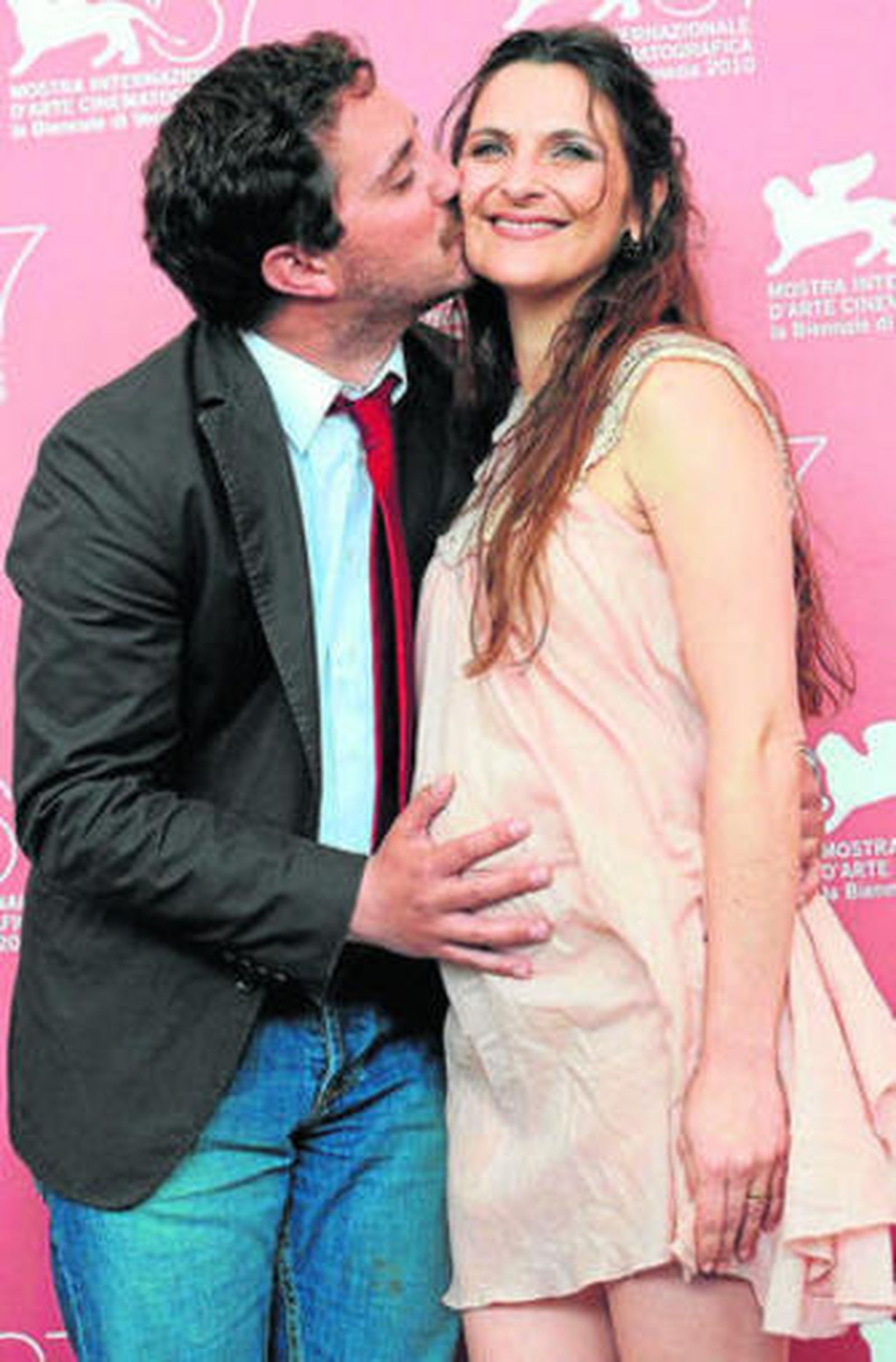 El chileno Pablo Larraín besa a su mujer, la actriz Antonia Zegers.