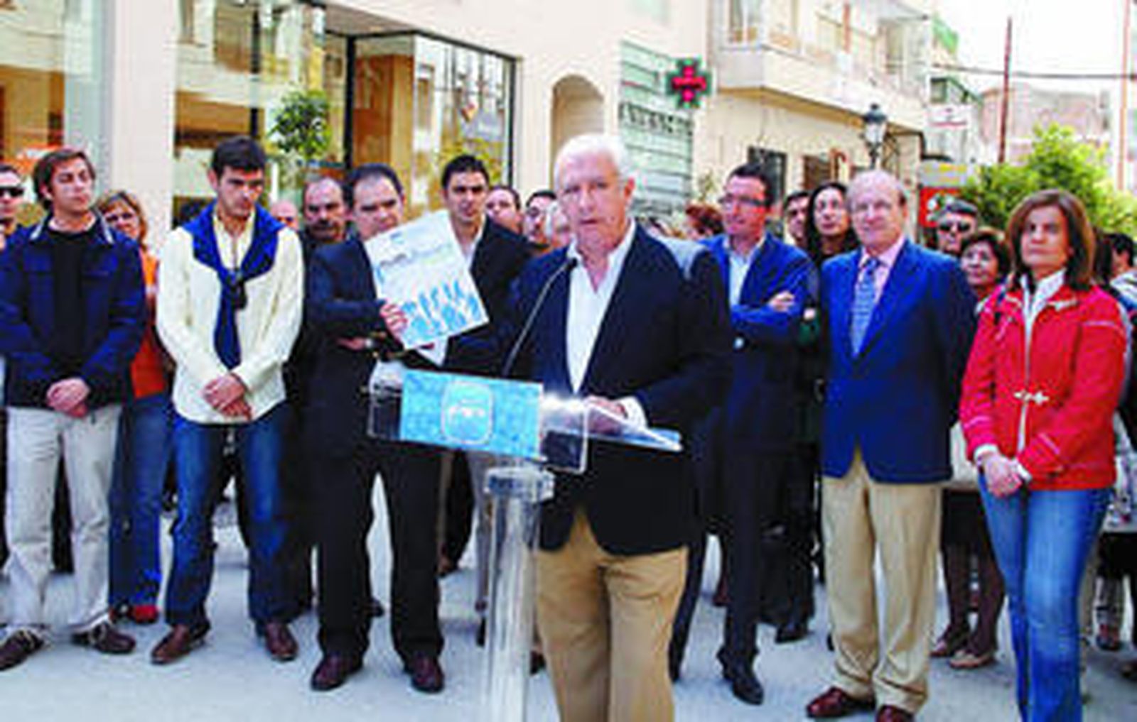 El presidente Javier Arenas, junto a los dirigentes del PP provincial, en una visita a Huelva durante la campaña.