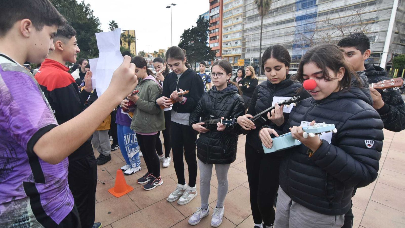 Los chicos tocan 'Entre dos aguas' con el ukelele.