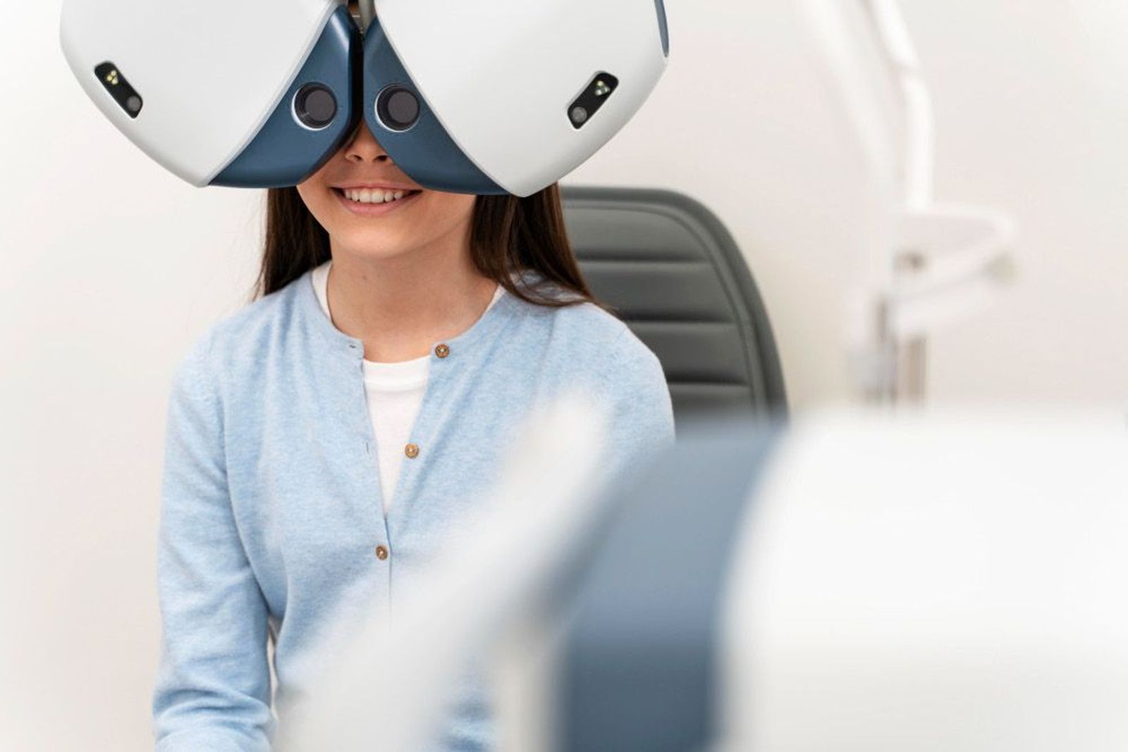 Ua joven evaluándose la vista | Imagen de archivo