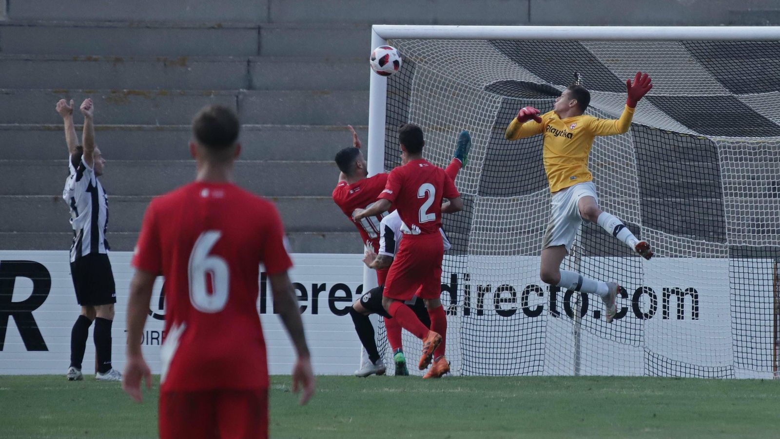 Lucho García, en acción durante el Linense-Sevilla Atlético.