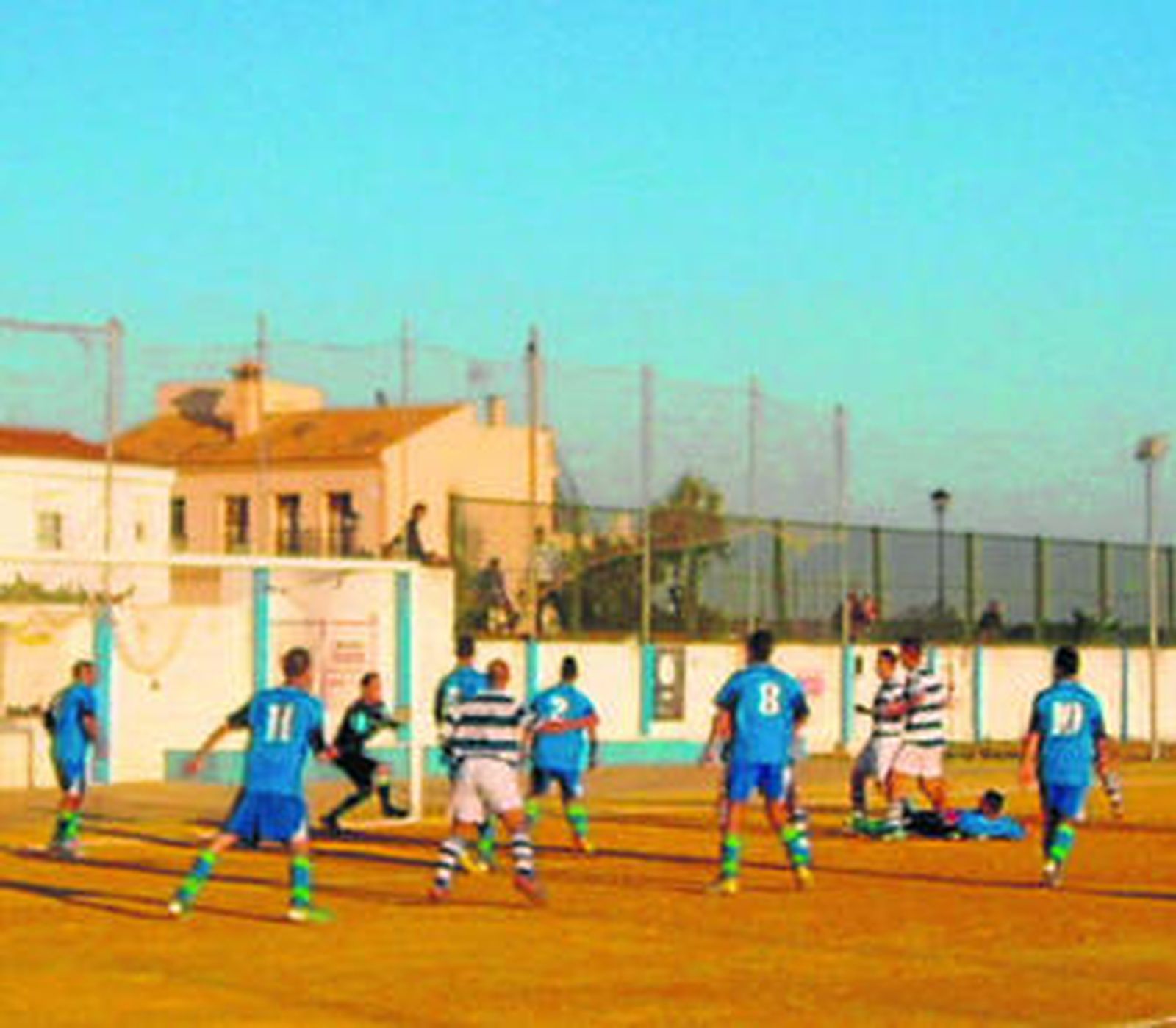 Lance del partido de la primera vuelta liguera entre el Atlético Villablanca y el Hinojos.