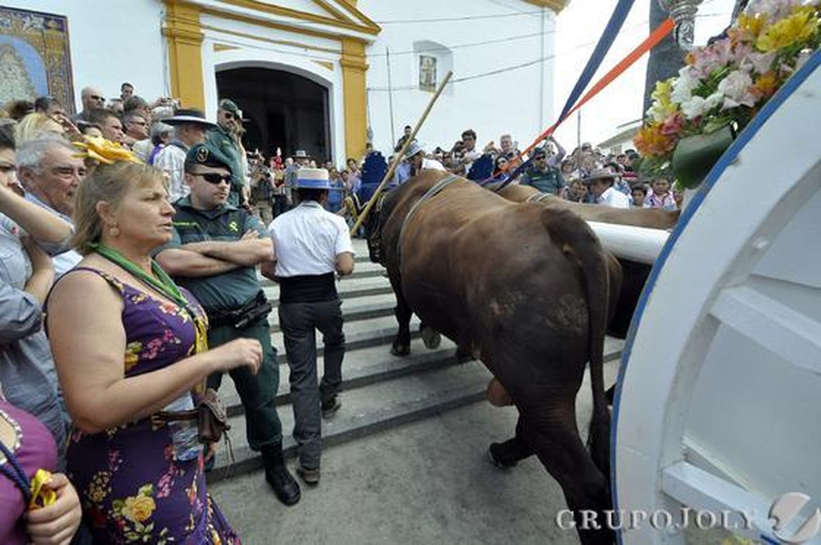 Mairena del Alcor sube la escalinata de la parroquia manriqueña.

Foto: Manuel Gómez