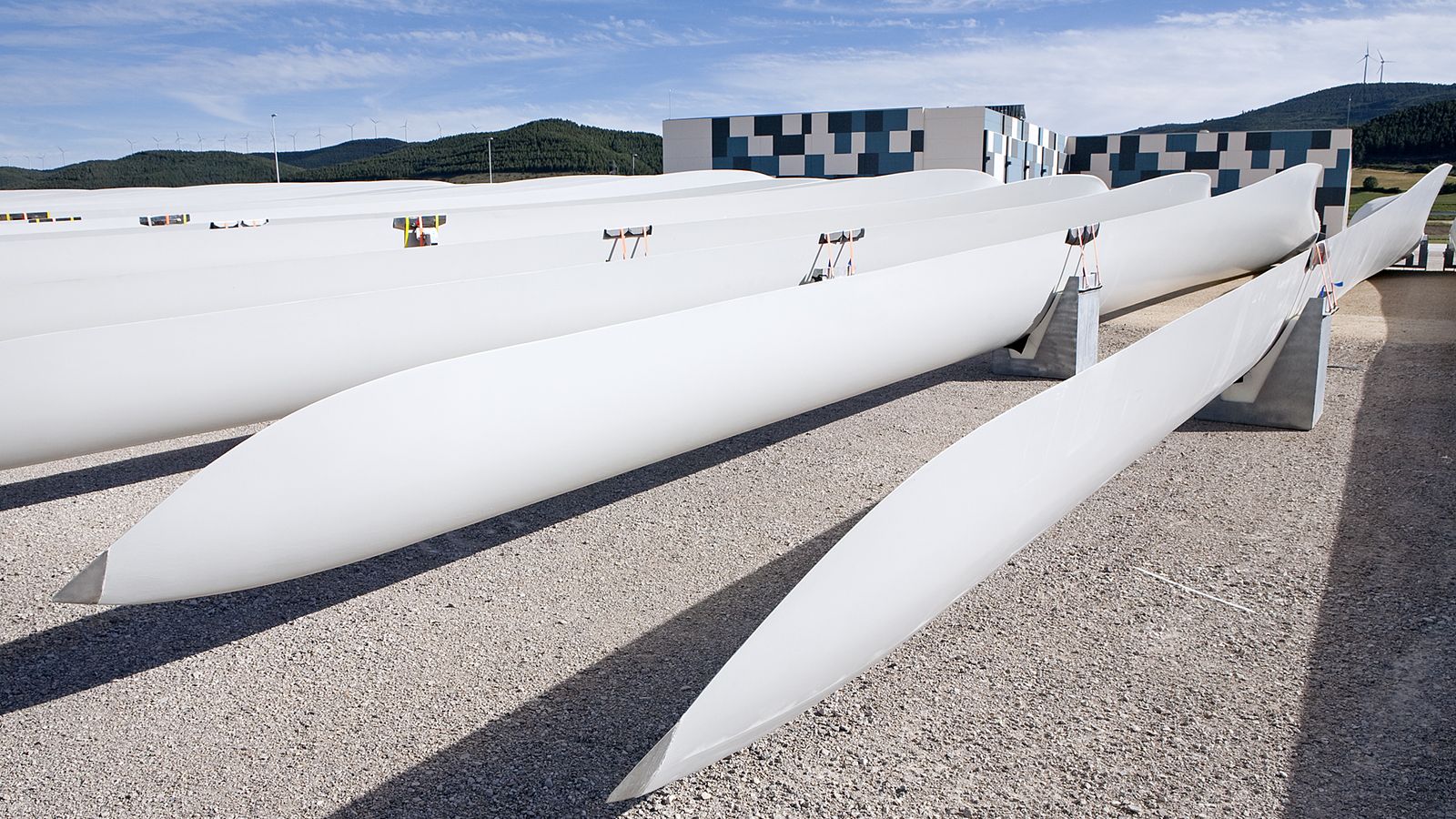 Palas de aerogenerador esperan su entrada en la planta de reciclado de Acciona en Lumbier, en Navarra.