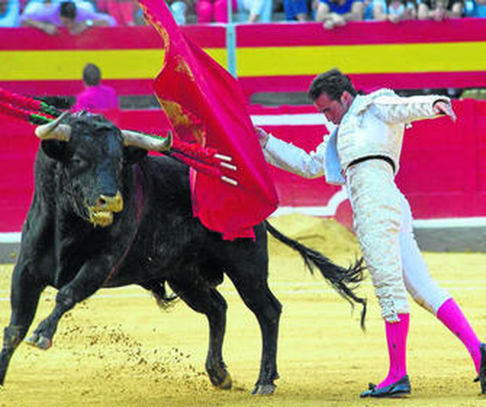 El Fandi da un pase con muleta al primero de su lote,