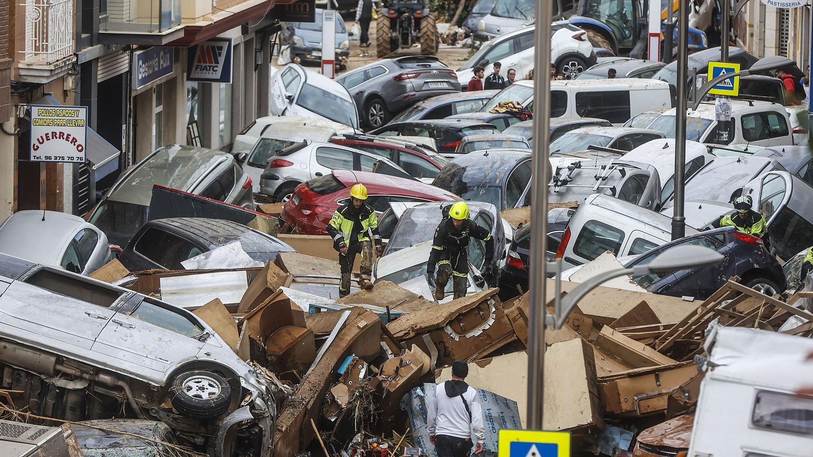 Decenas de coches amontonados, en Sedaví, Valencia.