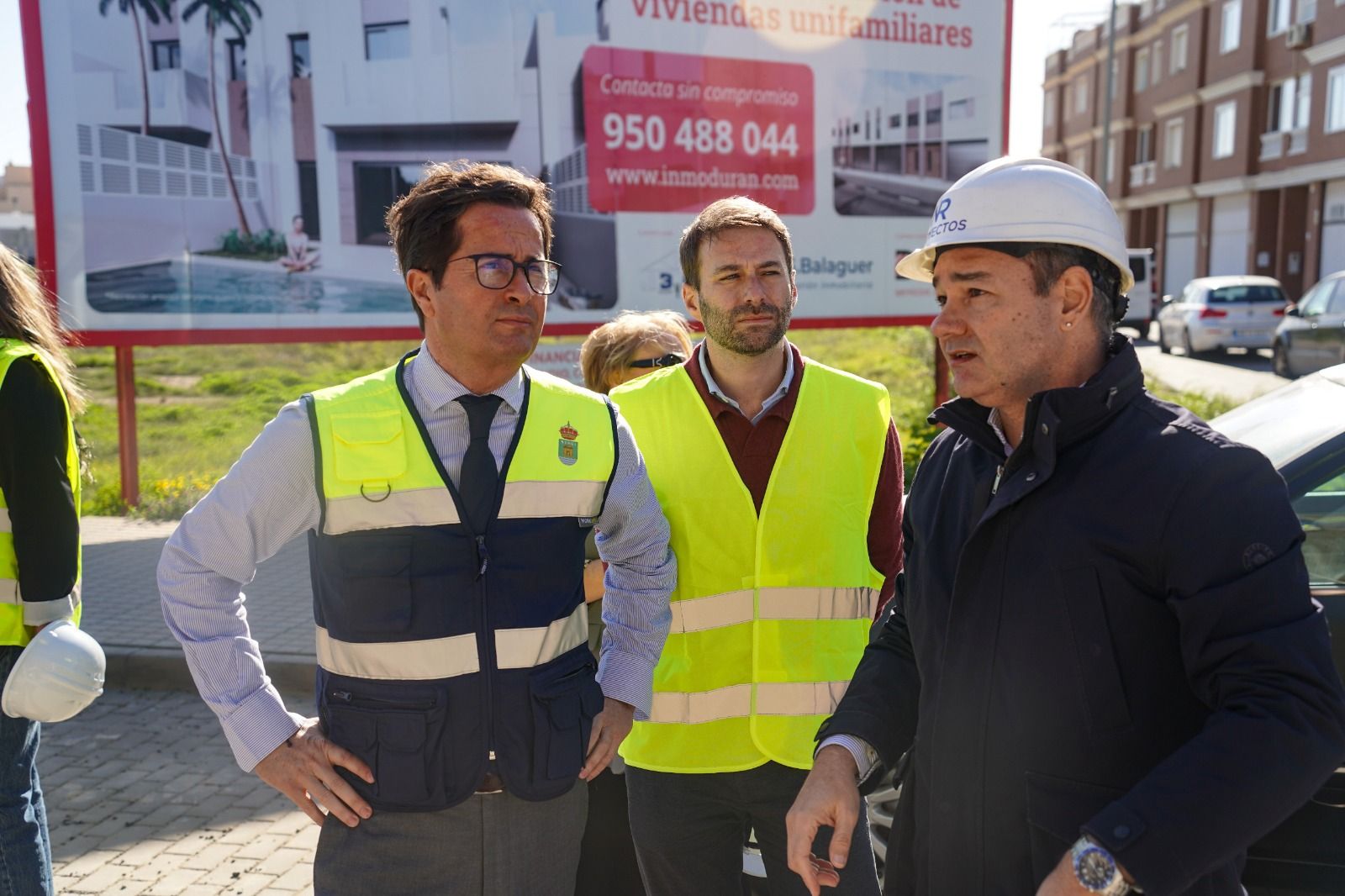 El delegado territorial de Inclusión Social y el alcalde de El Ejido visitan las obras.