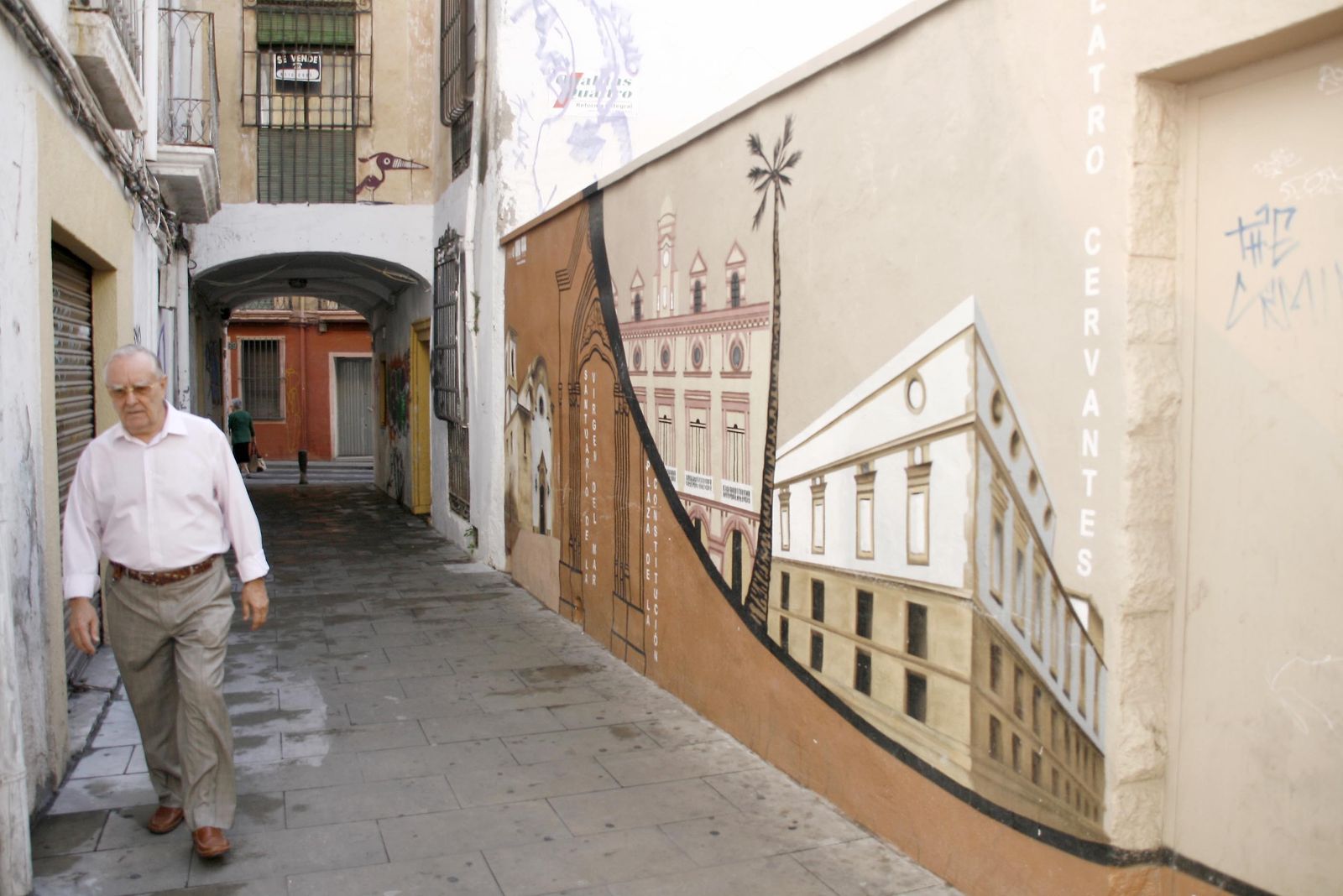 Un hombre transita por la calle donde se encuentra el arco