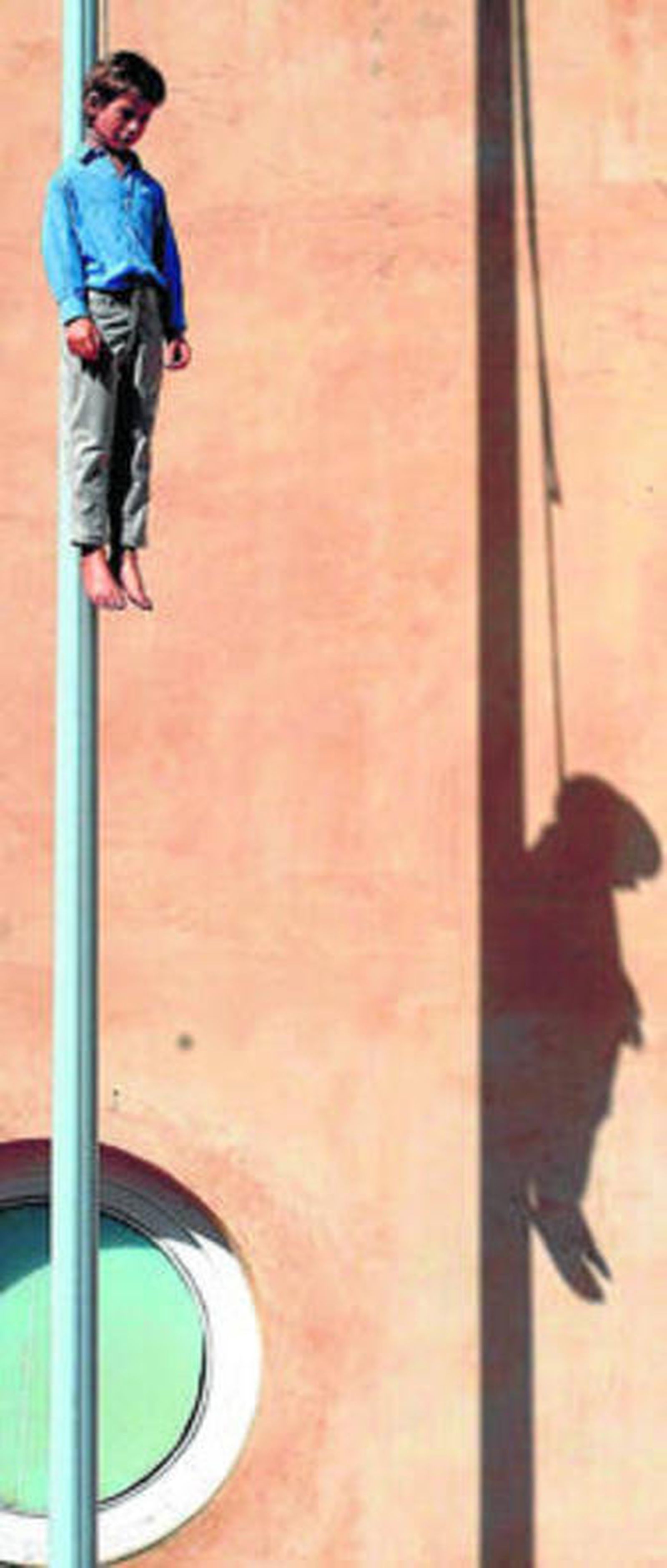 El 'Niño ahorcado' de Maurizio Cattelan creó polémica en 2004.