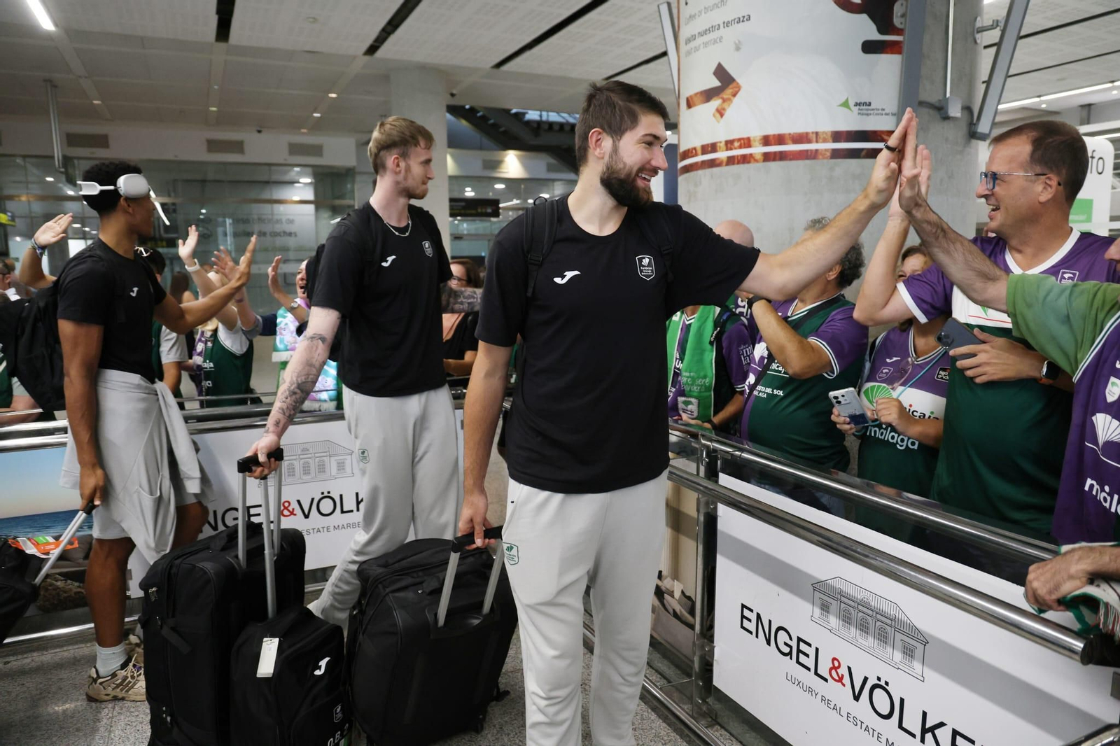 El Unicaja brinda la Intercontinental a un centenar de aficionados en el aeropuerto