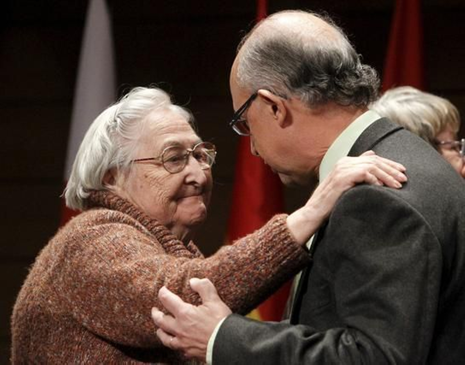 El coordinador de Economía y Empleo del PP, Cristóbal Montoro, da el pésame a la viuda.

Foto: EFE